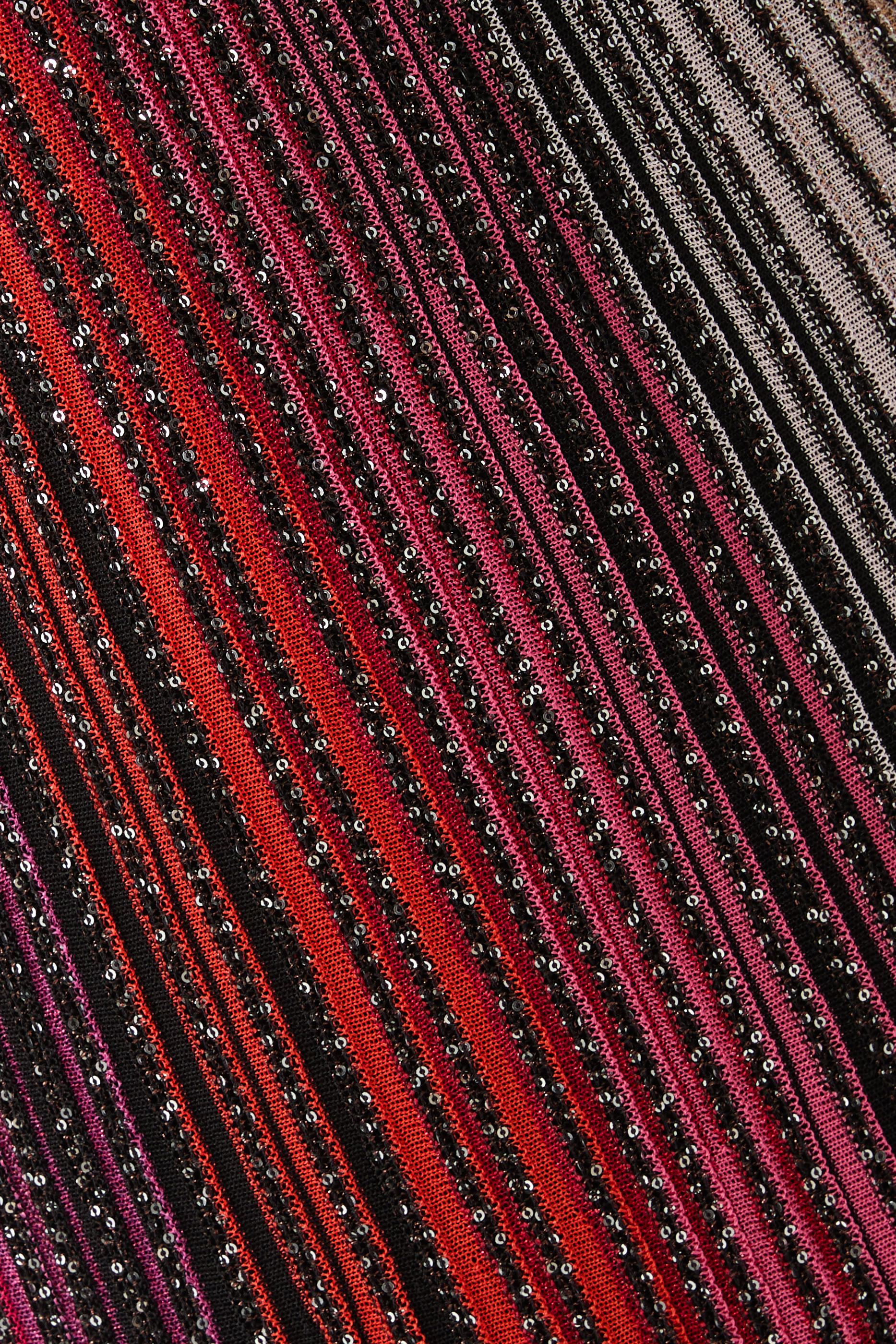 فستان طويل برباط حول الرقبة بنقشة خطوط مزين بترتر