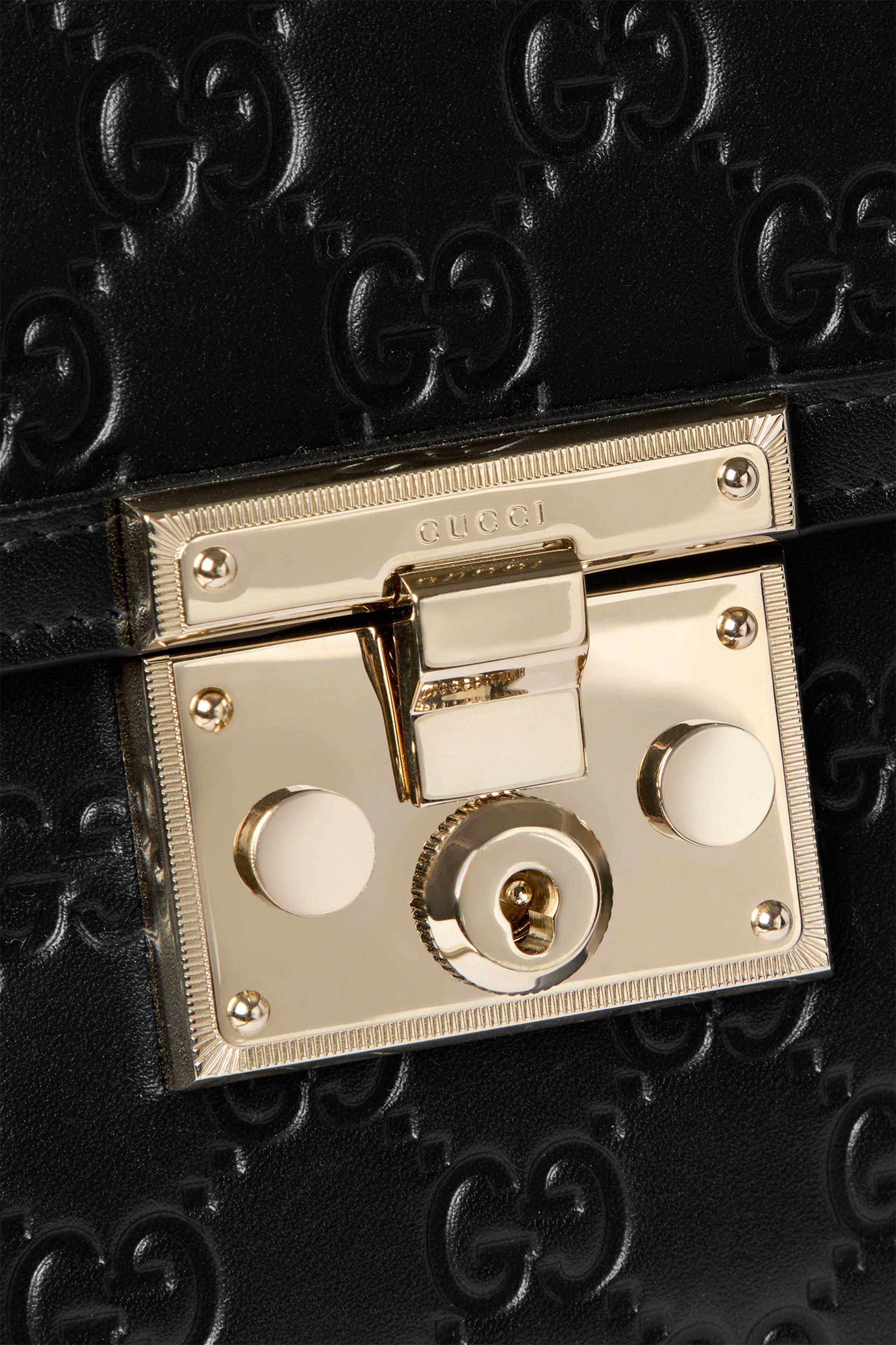 حقيبة متوسطة بيد علوية وقفل