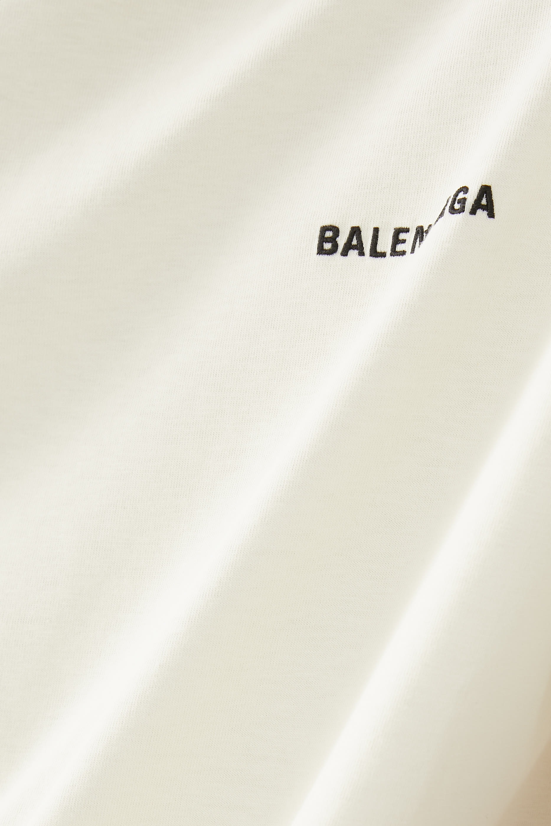 تيشيرت بطبعات شعار الماركة