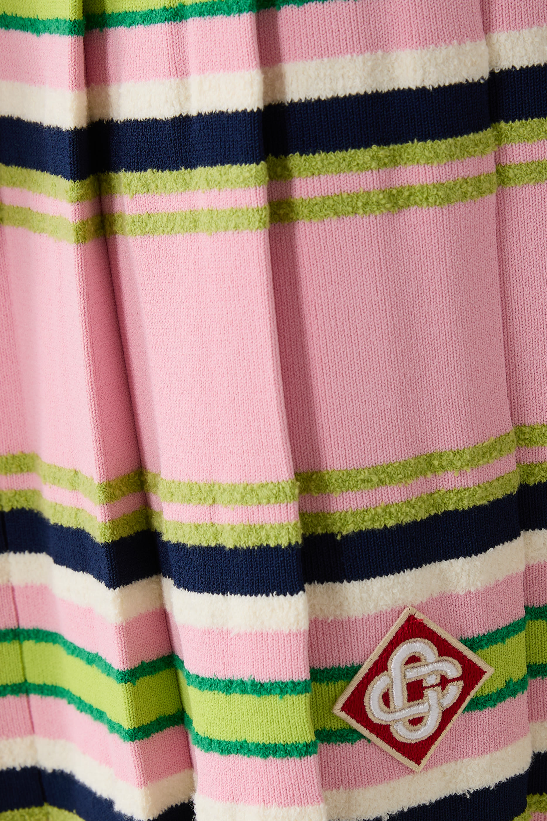 تنورة قصيرة بطيات ونقشة مخططة