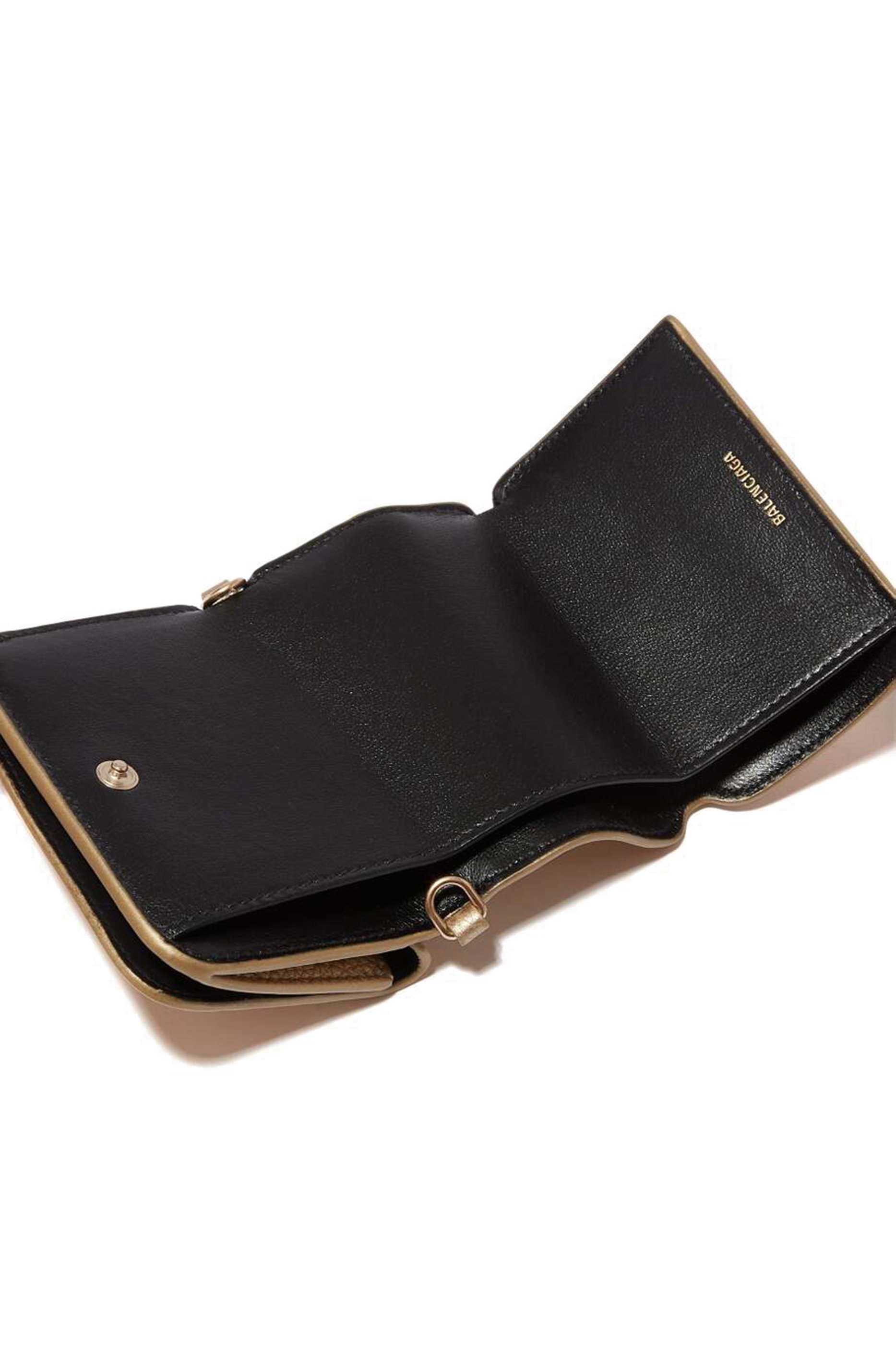 محفظة صغيرة مزينة بسلسلة حصريا للشرق الأوسط