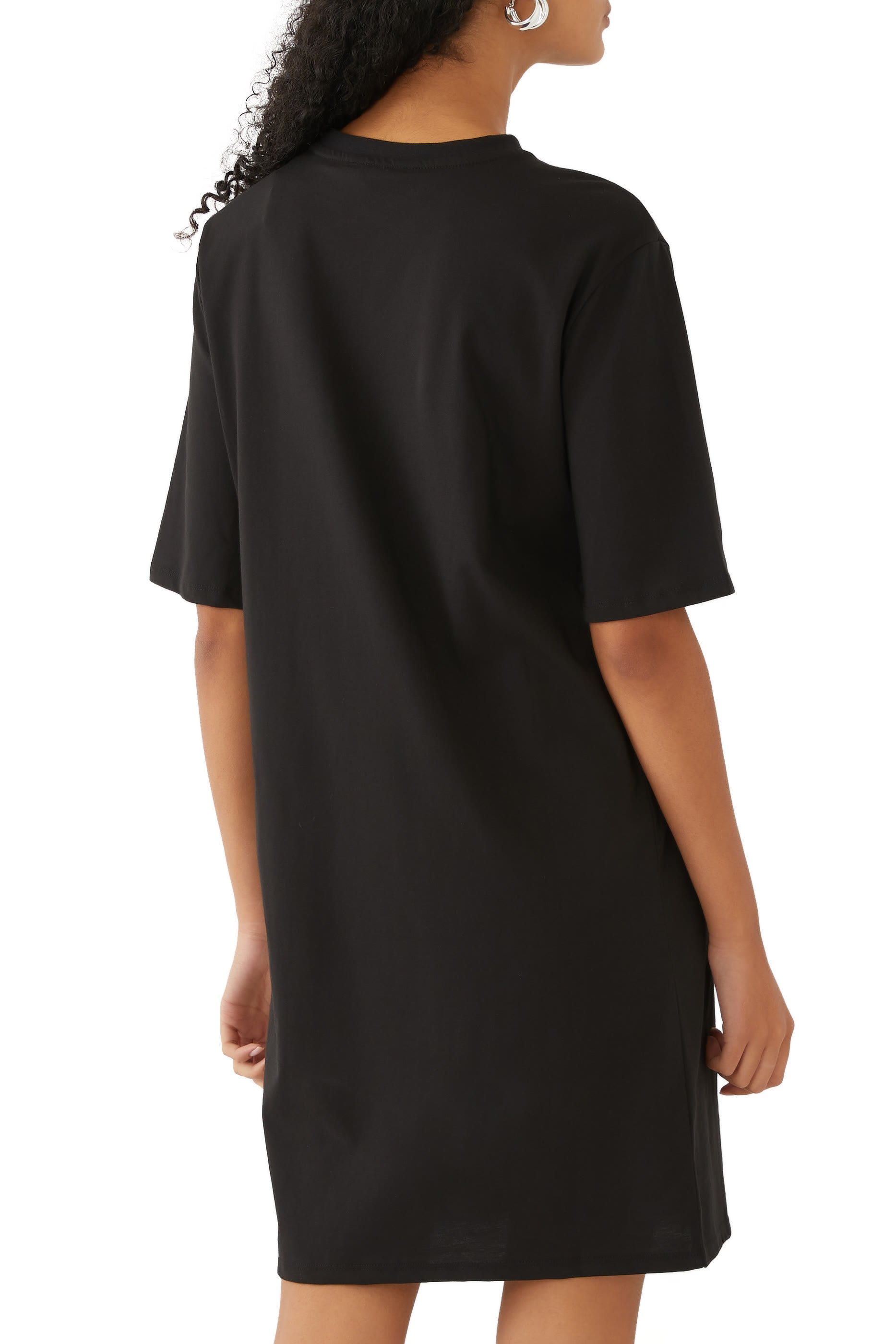 فستان قصير بتصميم تيشيرت