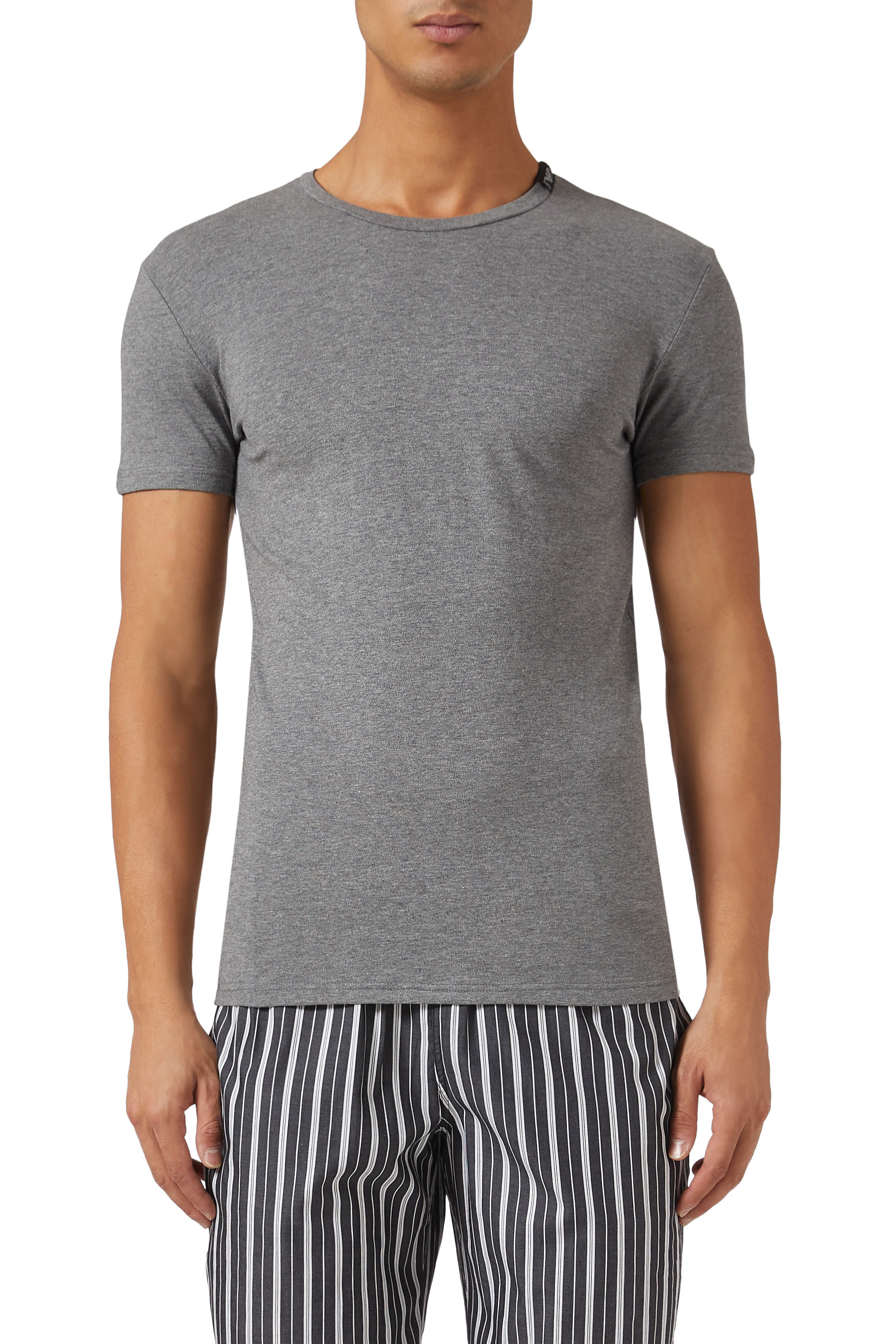 تيشيرت بياقة ضيقة