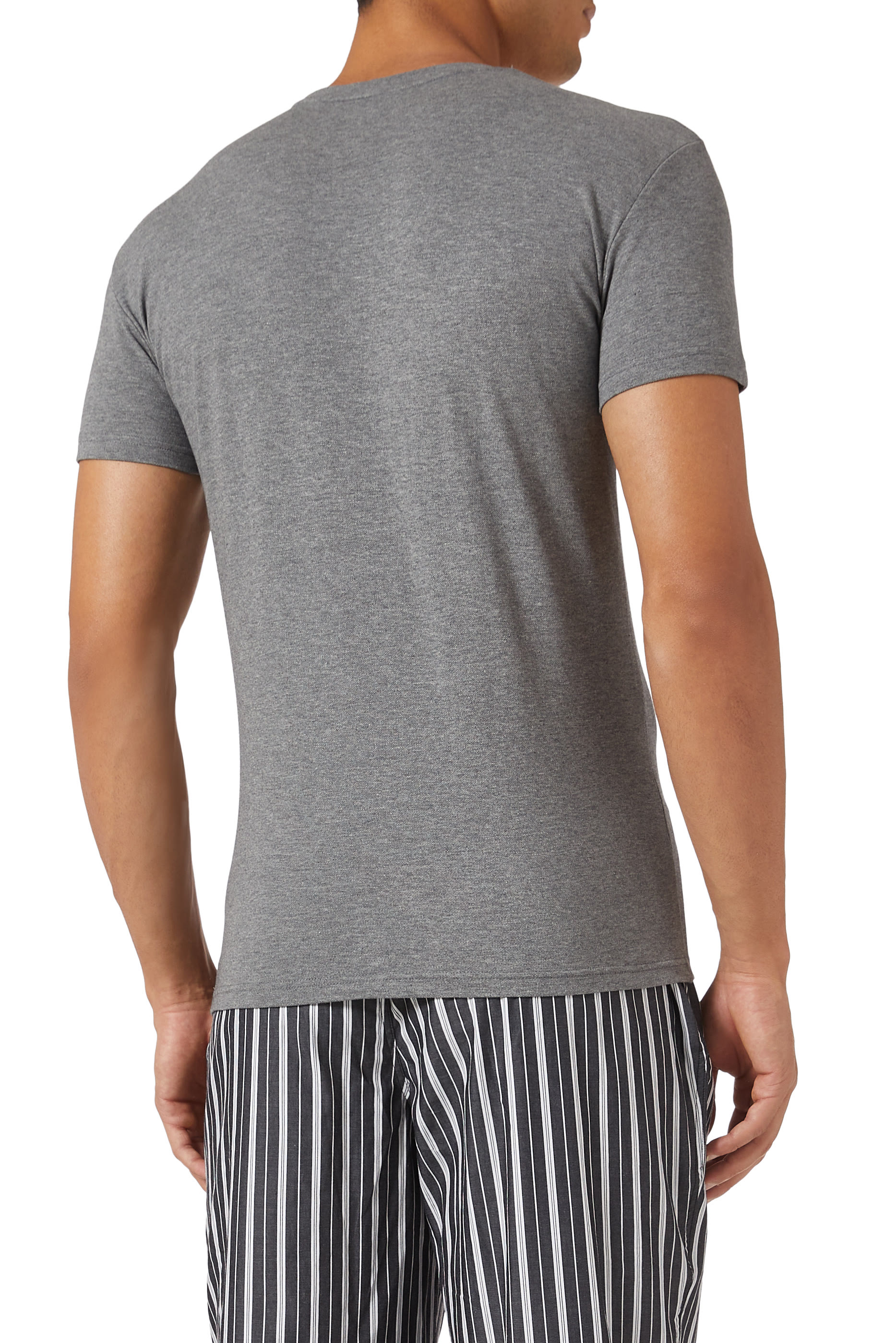 تيشيرت بياقة ضيقة