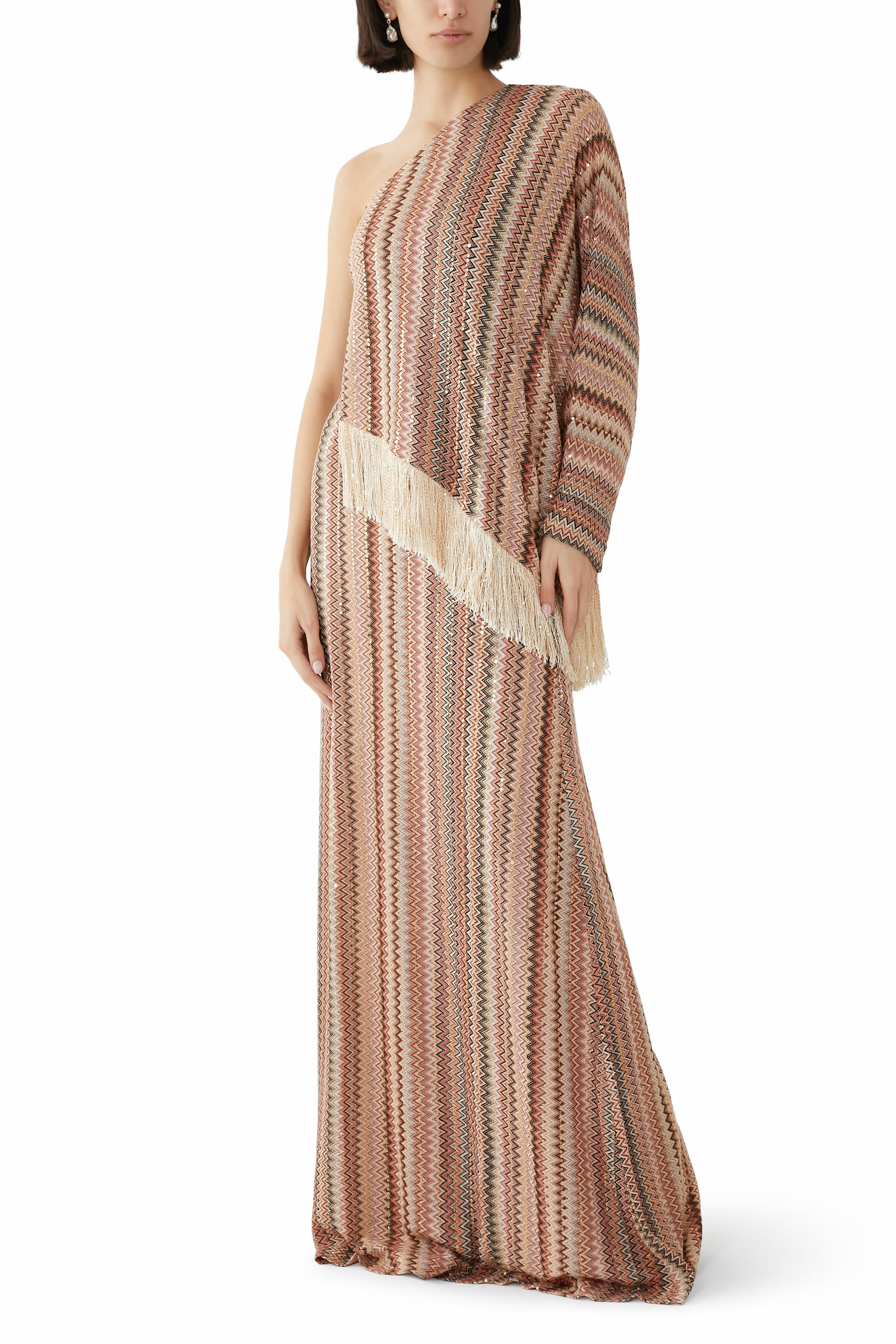 فستان بتصميم حصري غير متماثل وقصة واسعة ونقشة خطوط متعرجة مزين بترتر وشراشيب راشيل