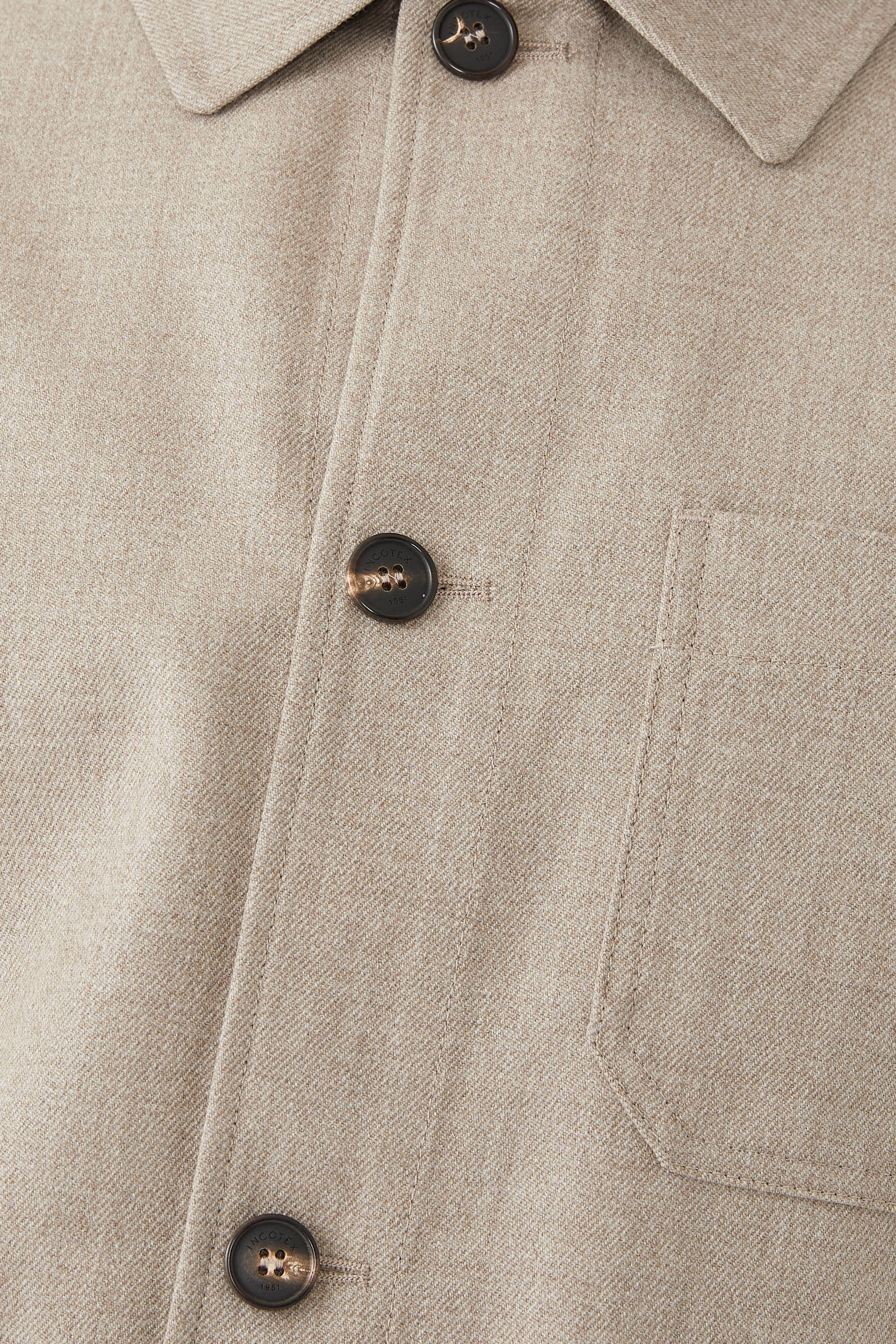 بلوزة بأكمام طويلة