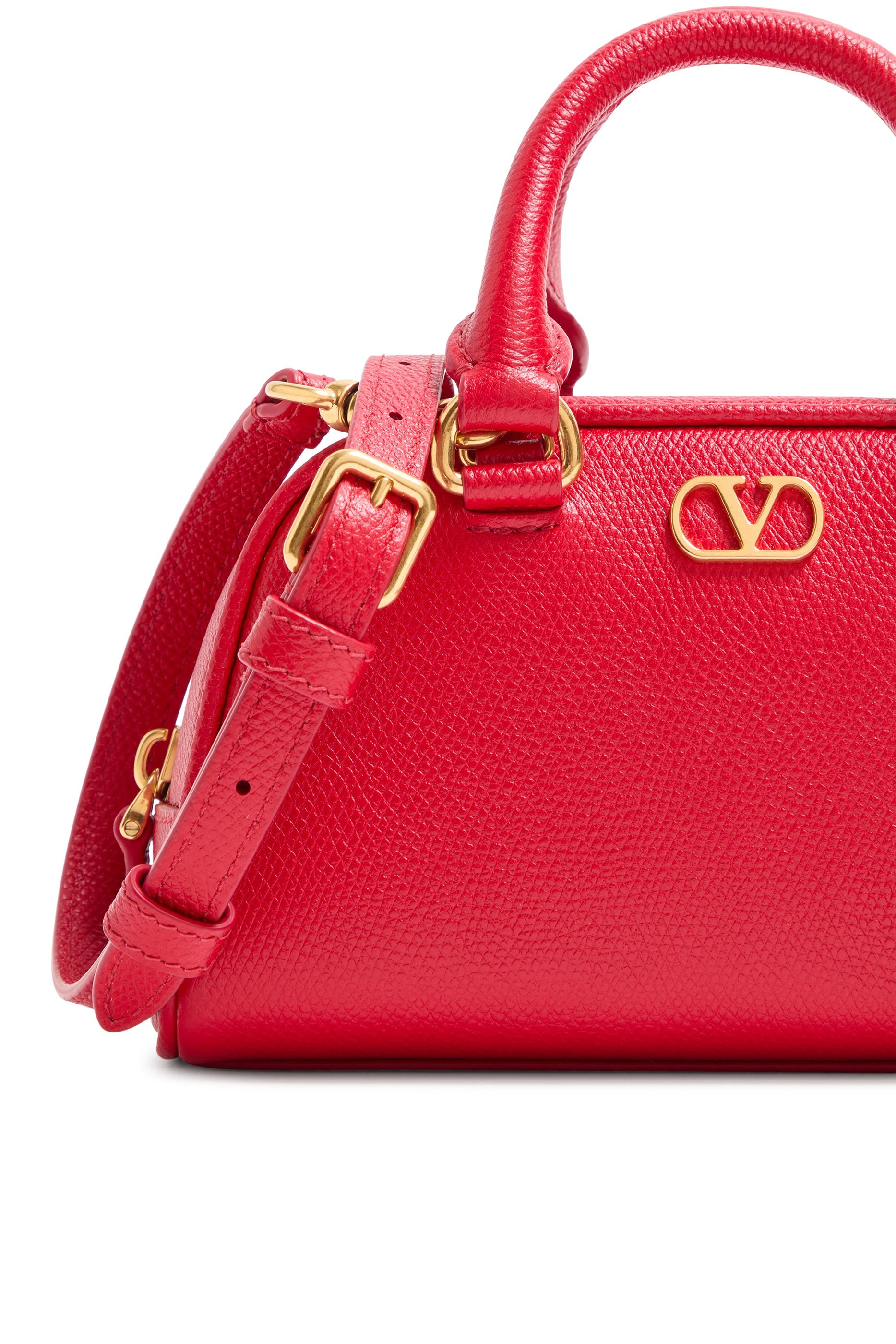 حقيبة صغيرة بحلية شعار الماركة