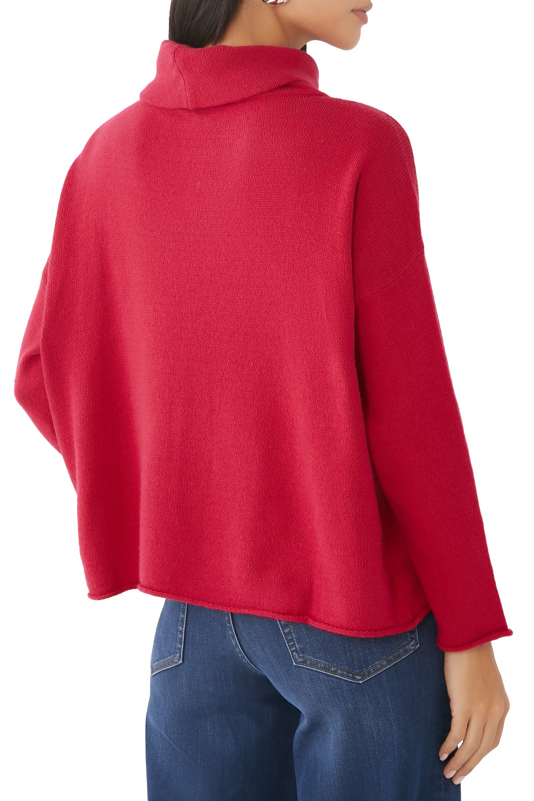 بلوزة بقصة مربعة وياقة عالية