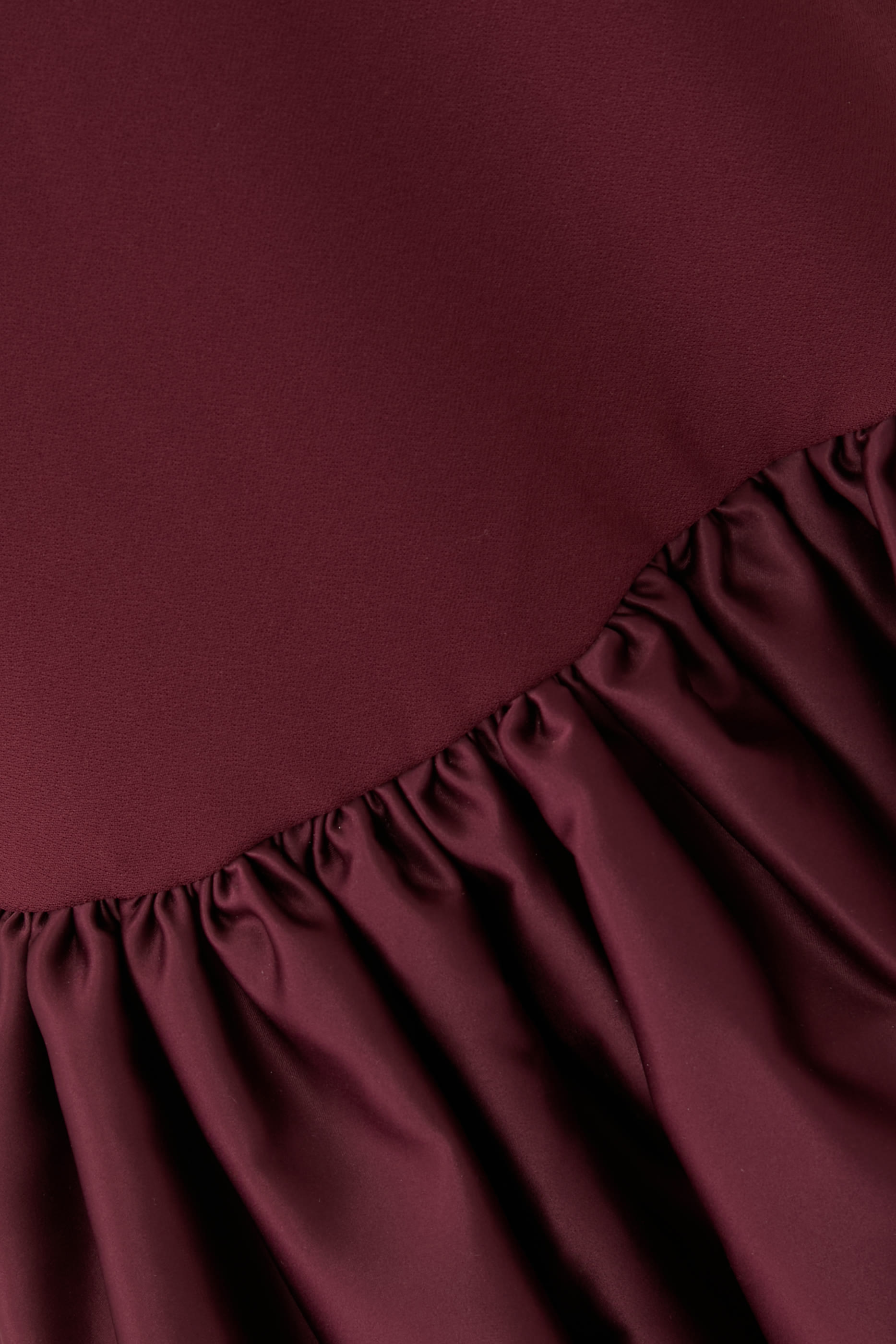 فستان طويل بقصة ضيقة