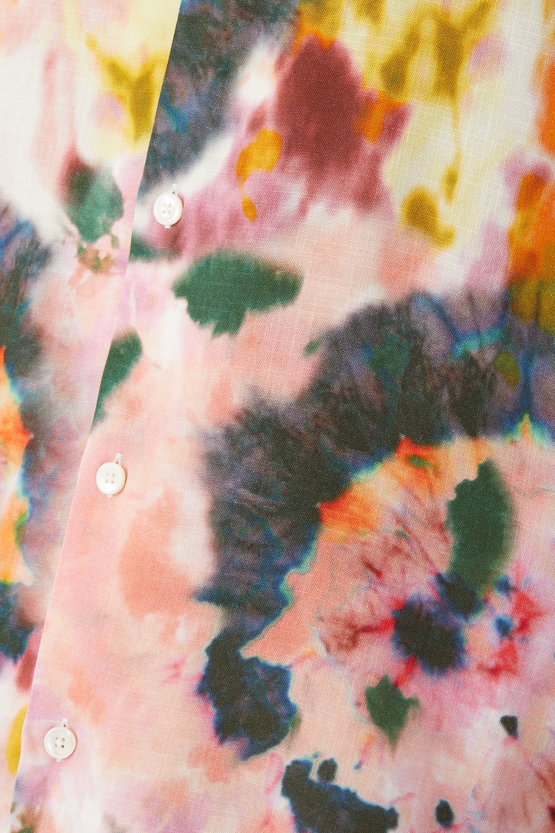 قميص بياقة مطوية وأكمام قصيرة ونقشة مصبوغة بالربط والعقد