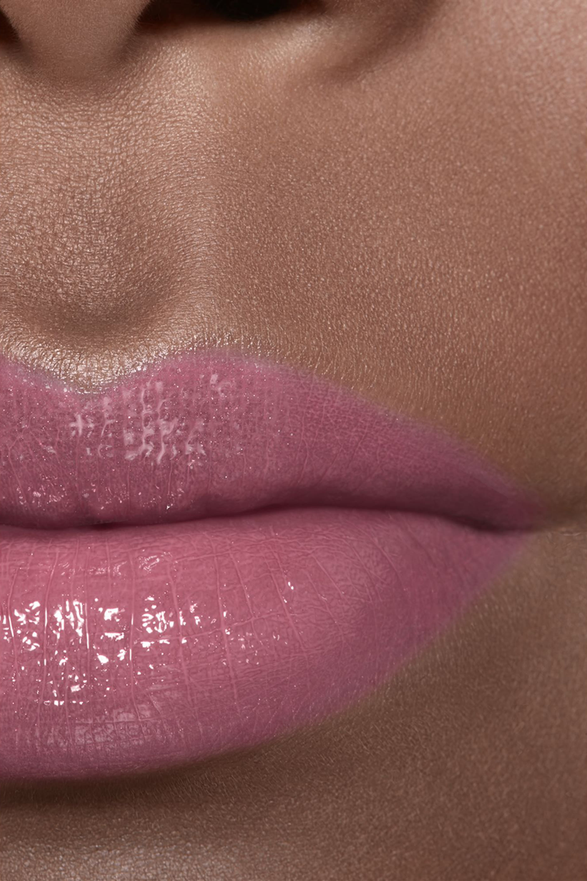 مرطب شفاه ملون Chanel Rouge Coco Baume Shine Hydrating Beautifying