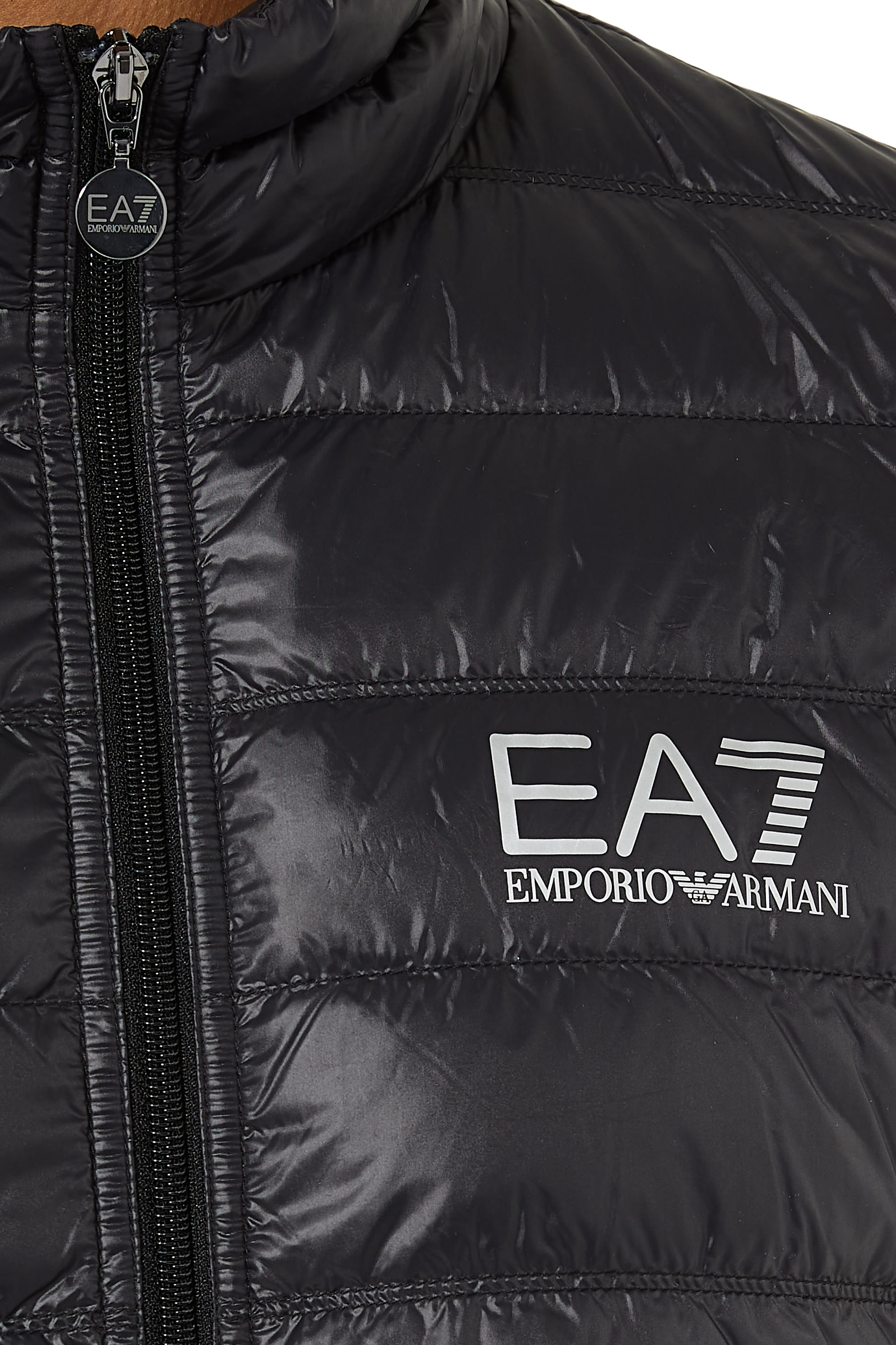 جاكيت مبطن بالزغب بشعار EA7