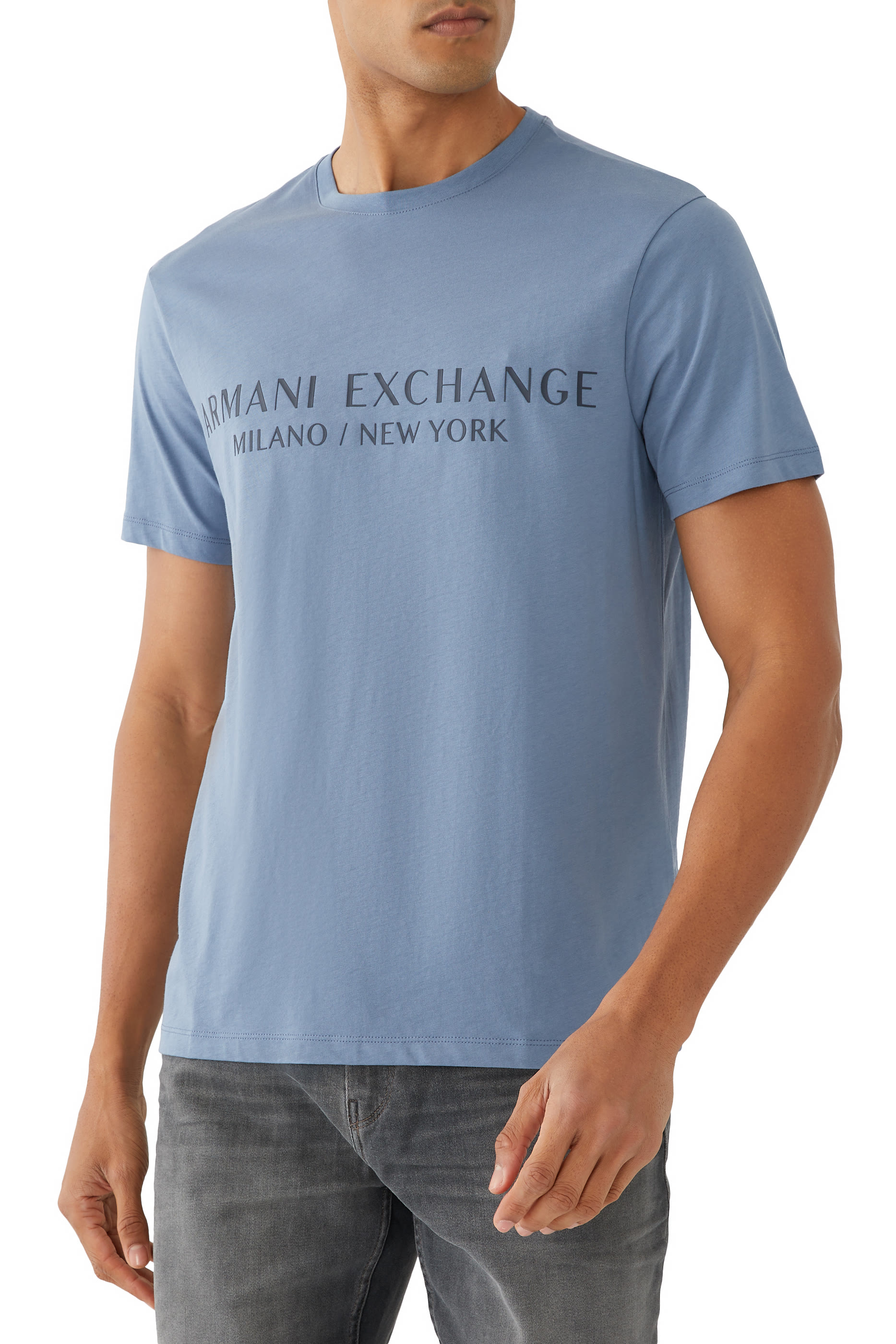 تيشيرت بشعار الماركة بقصة عادية