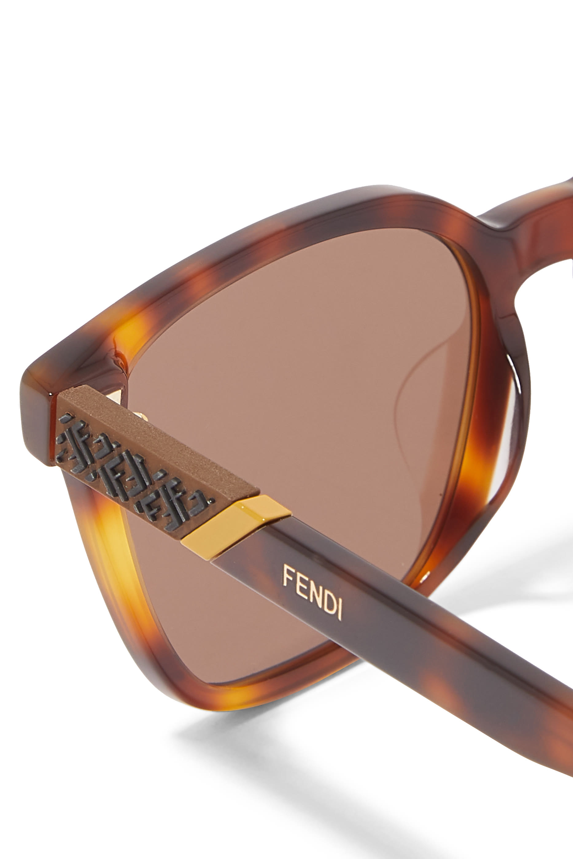 نظارة شمسية بإطار مستطيل وخطوط مائلة