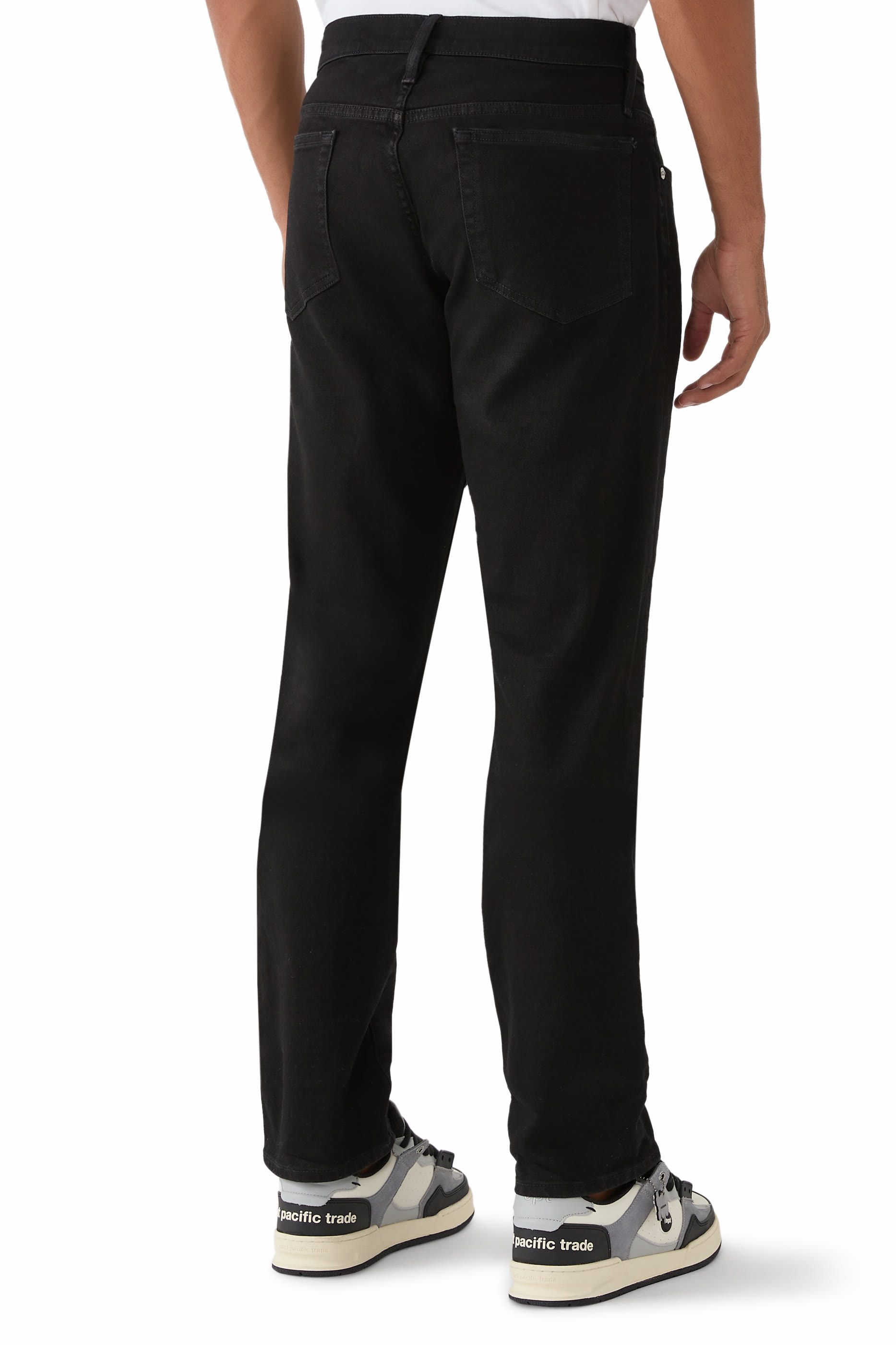 بنطال جينز بقصة ضيقة