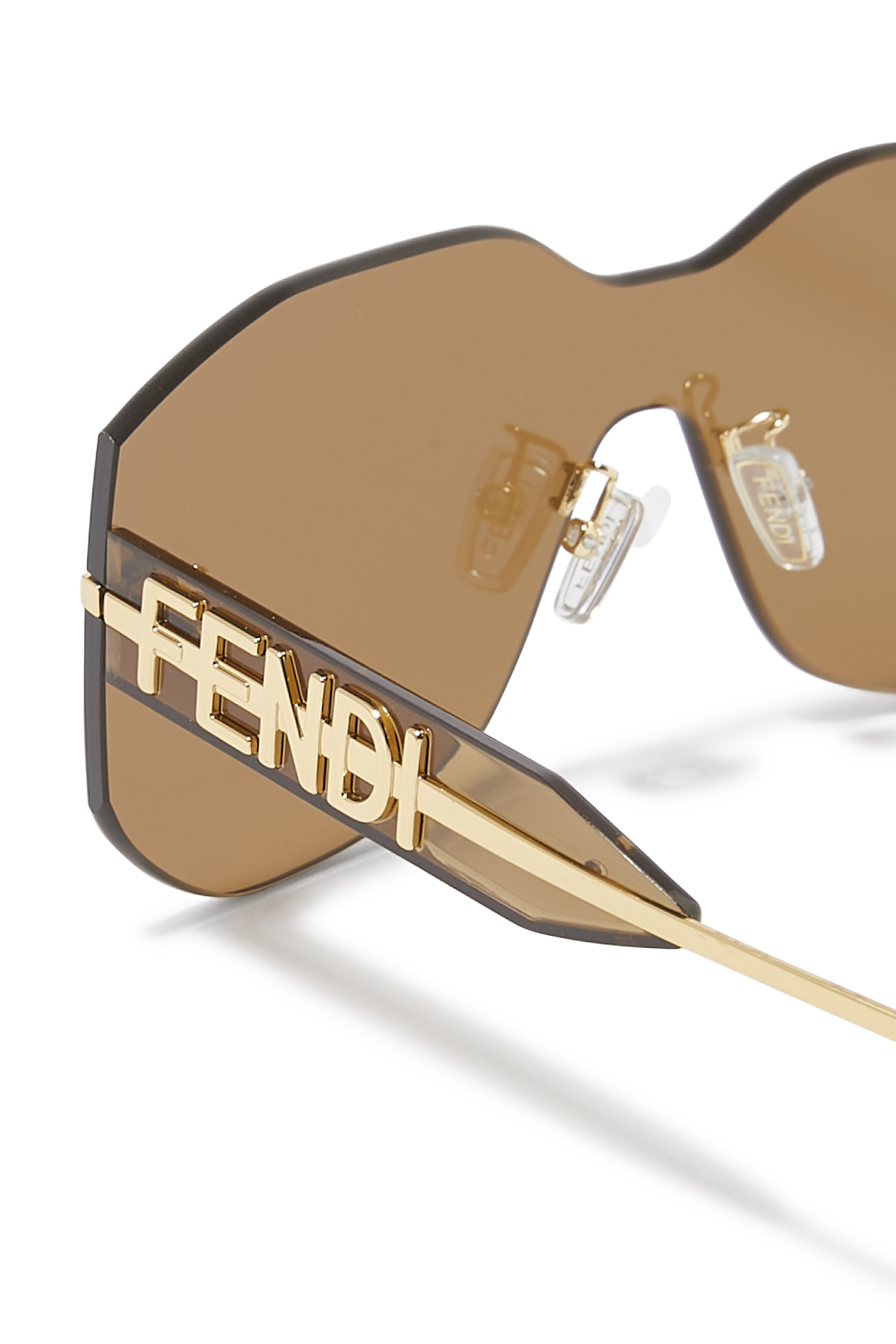 نظارة شمسية بإطار سميك وشعار الماركة