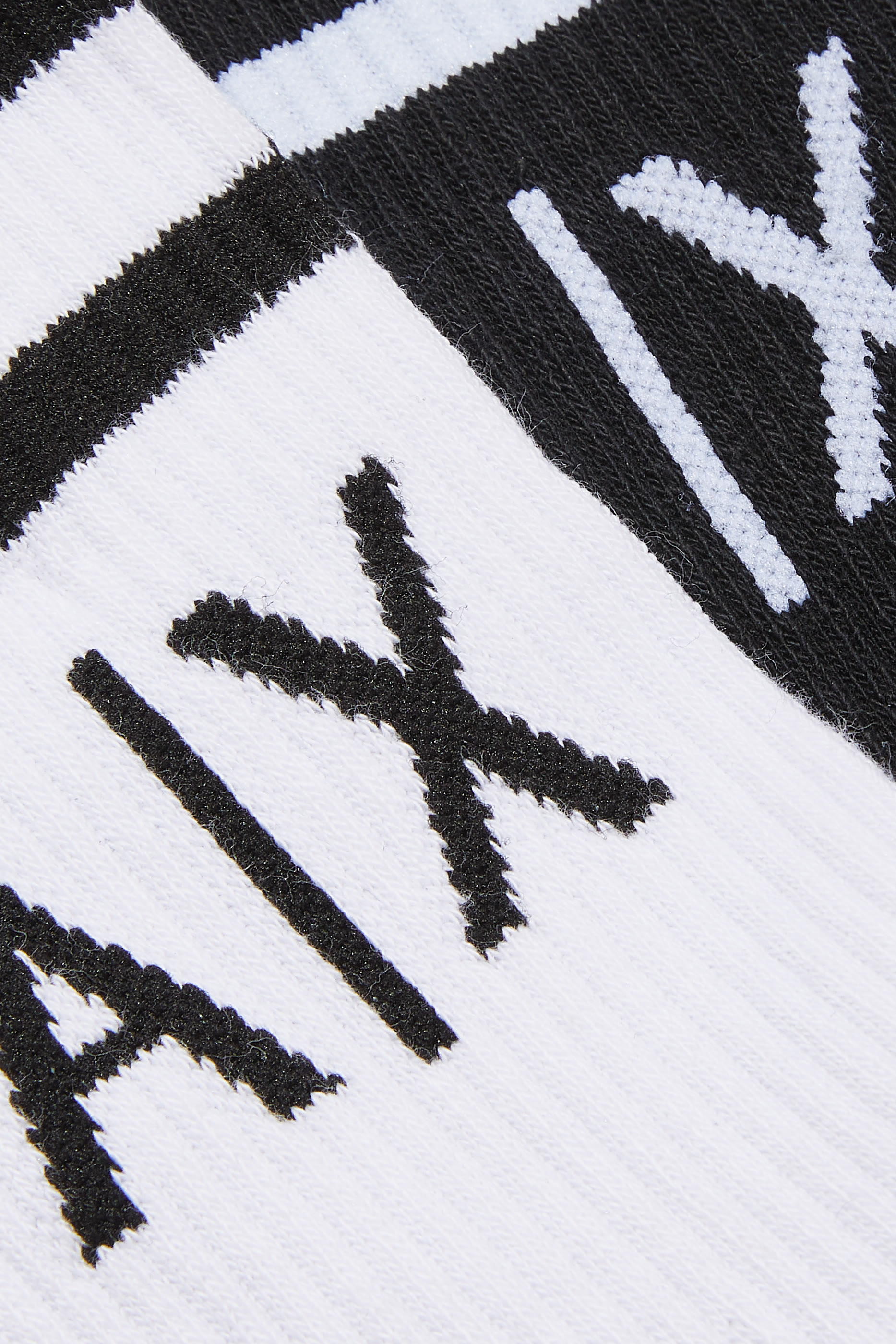 جوارب قصيرة بشعار الماركة