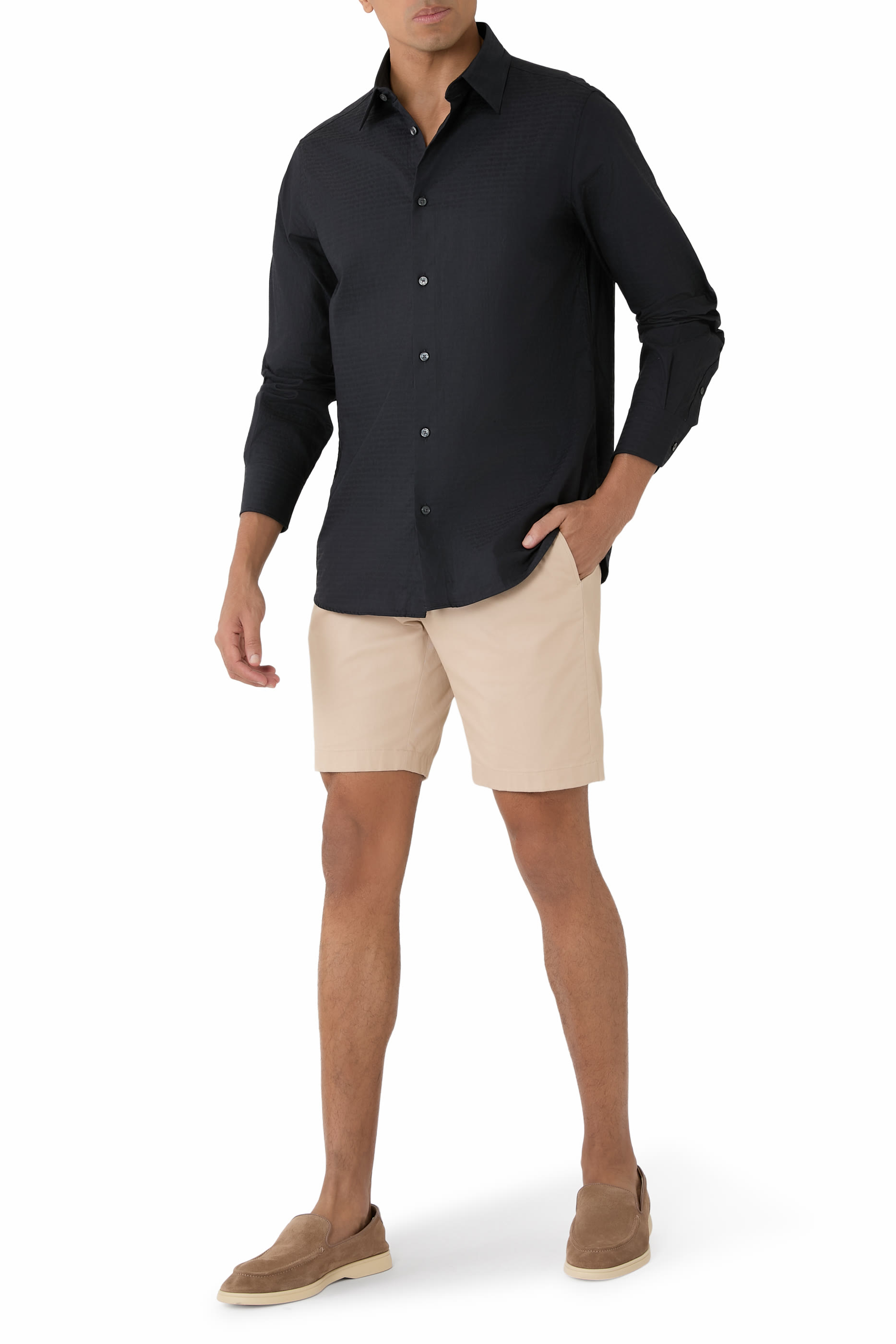 قميص بأكمام طويلة وشعار الماركة بحجم صغير