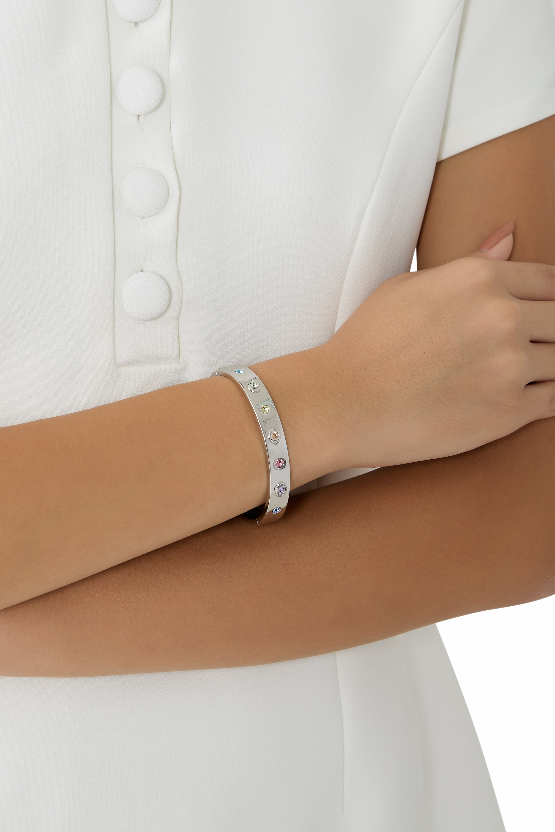 سوار مزين بعيون، معدن