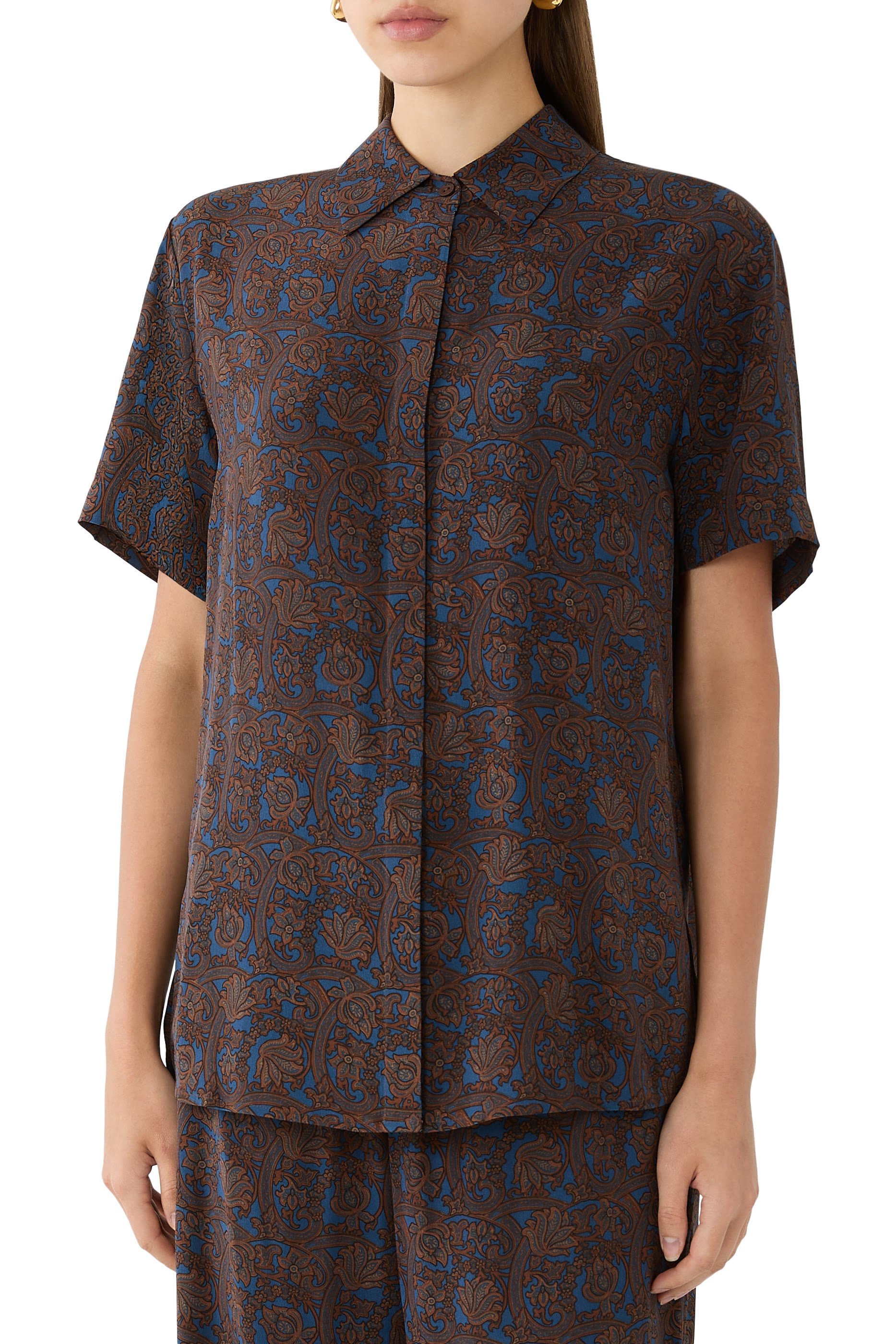 قميص بقصة فضفاضة بأكمام قصيرة