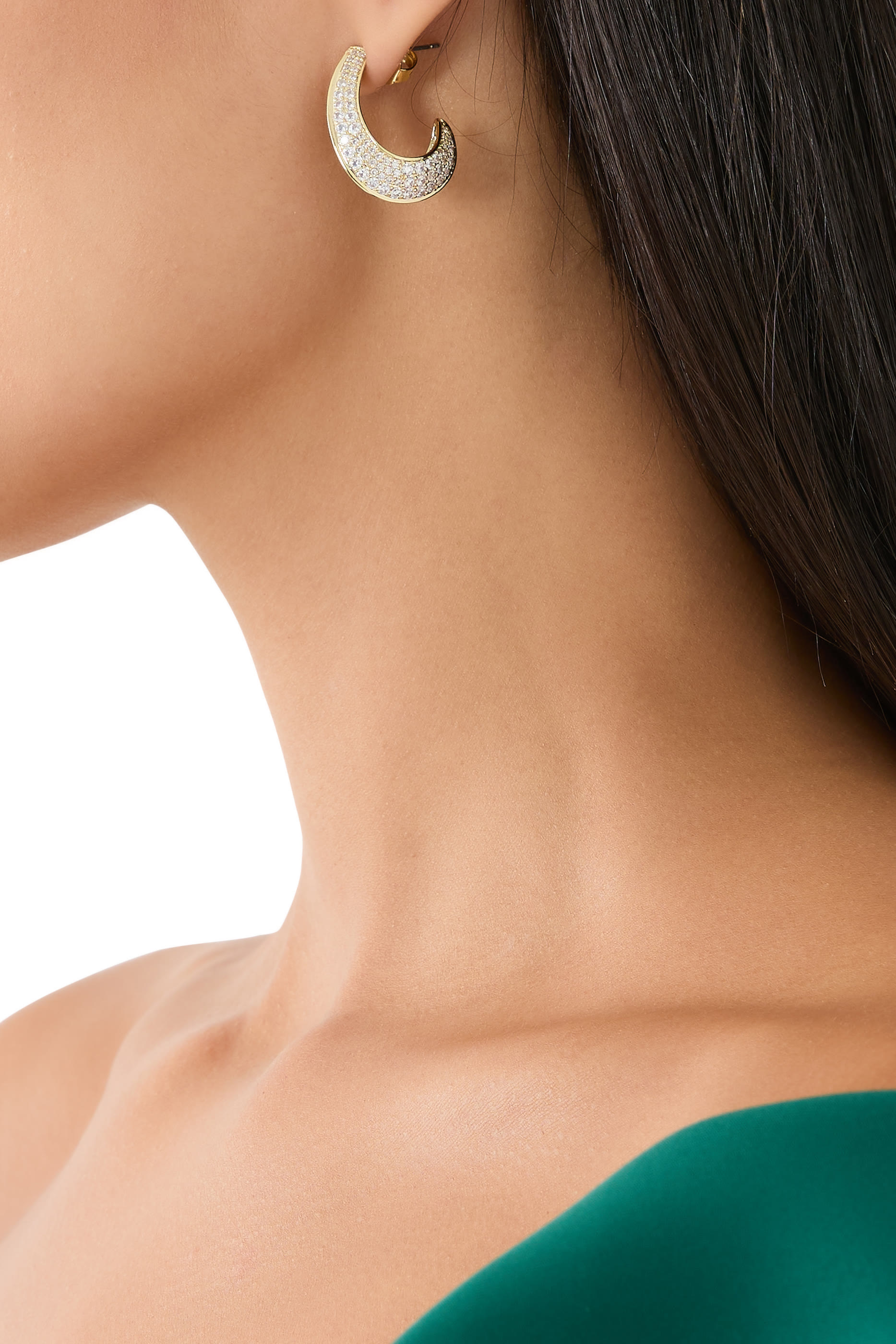 أقراط نصف دائرية مودرن مرصعة بأحجار وبشعار الماركة