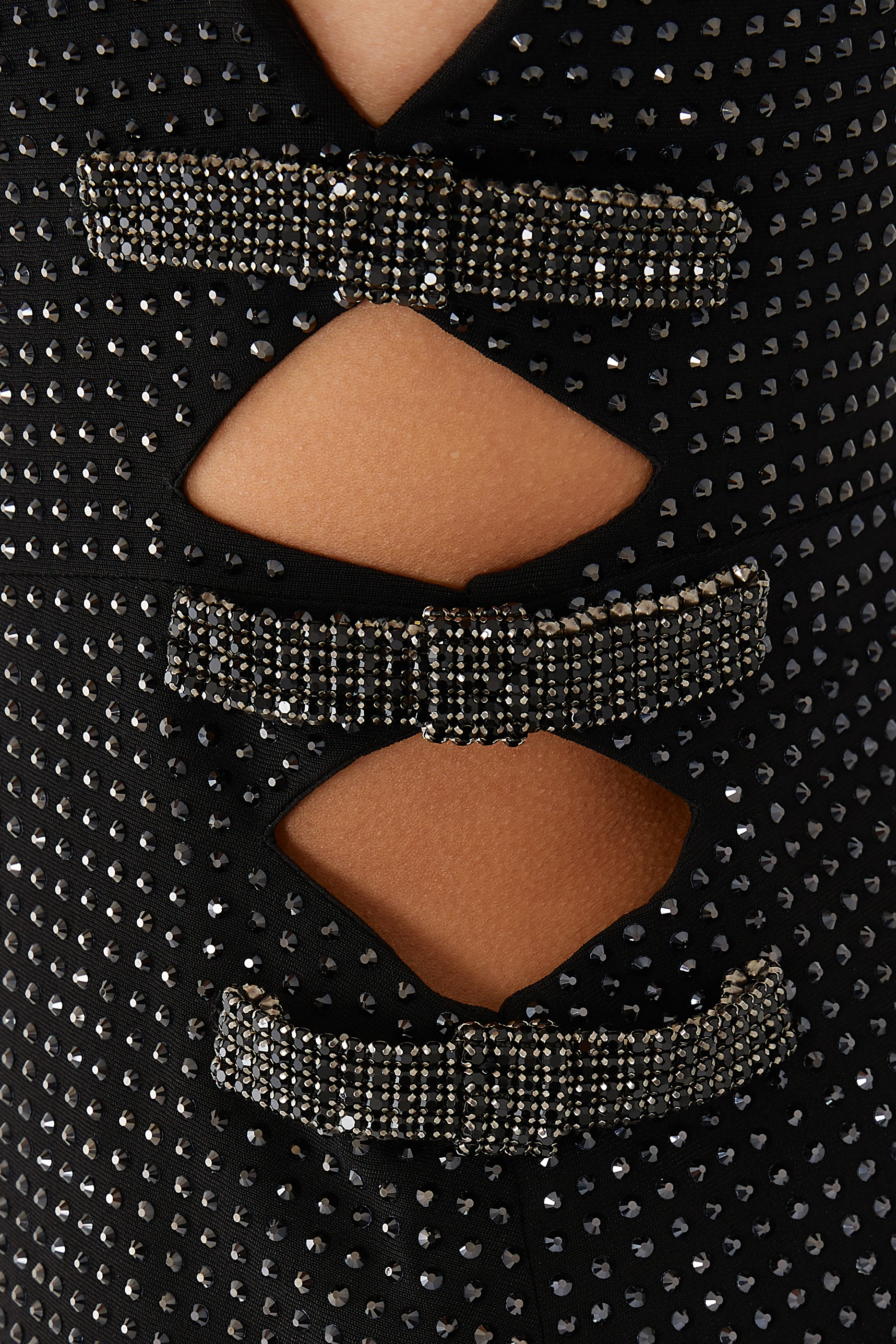 فستان قصير كريب مرصع بأحجار الراين