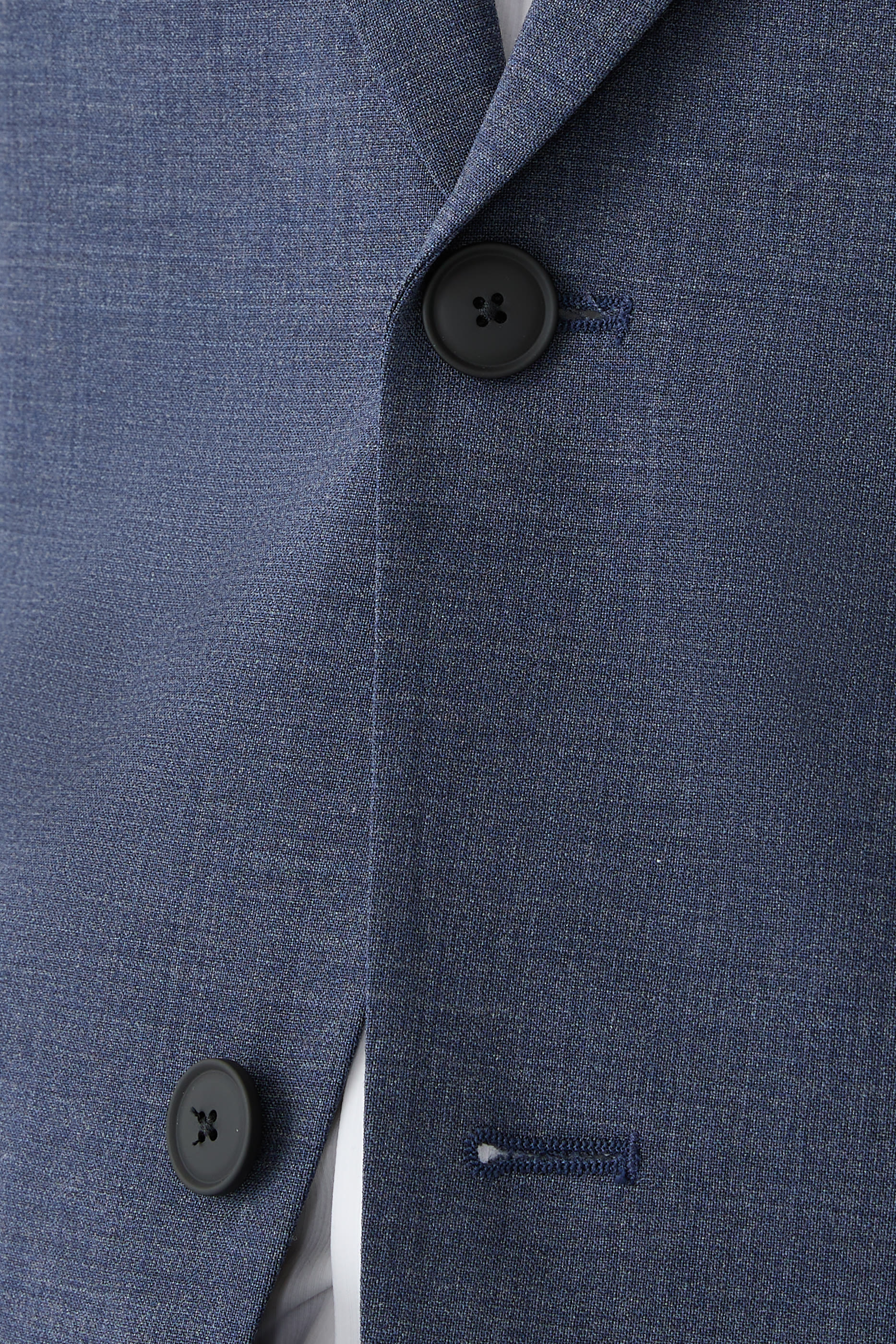 طقم بليزر وبنطال بقصة ضيقة