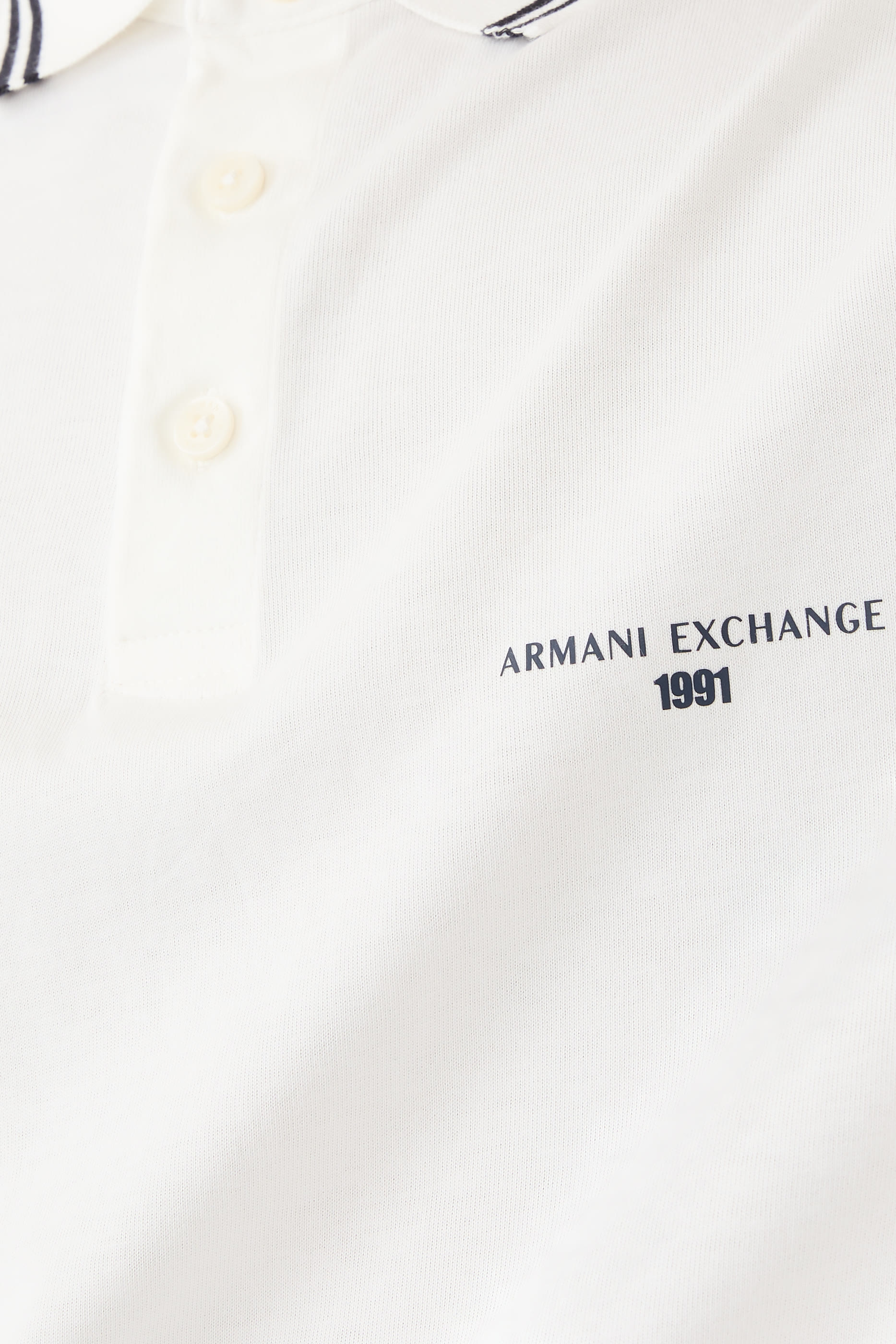 قميص بولو بنصف أزرار وشعار الماركة