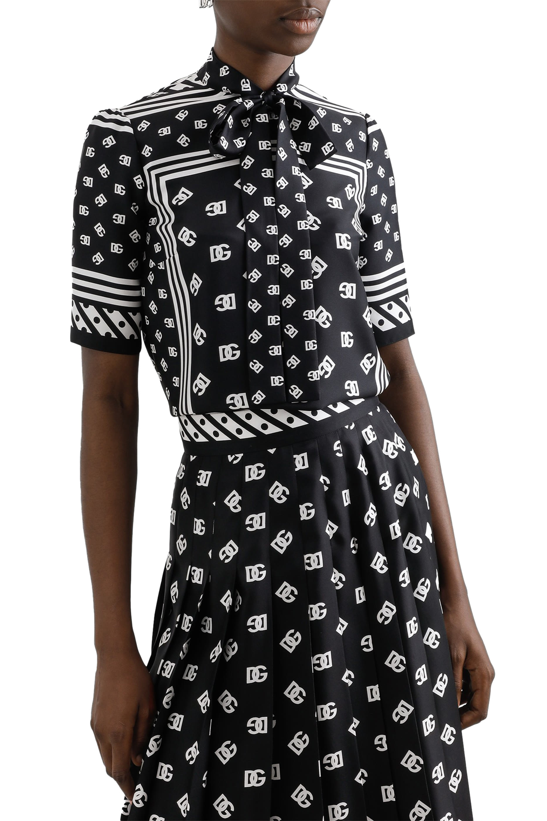 بلوزة بأكمام قصيرة وشعار الماركة حرير