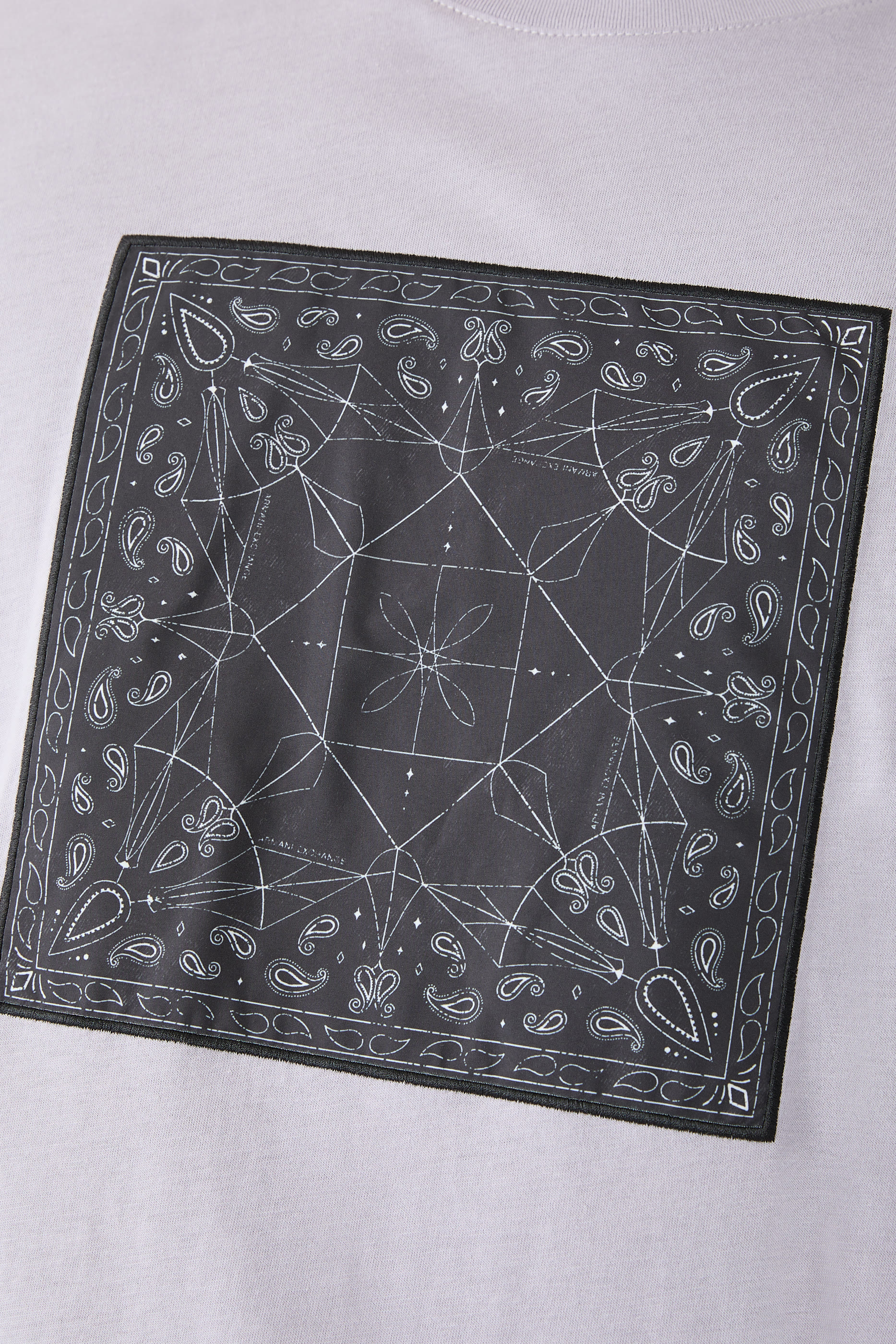 تيشيرت بطبعة كاليدوسكوب