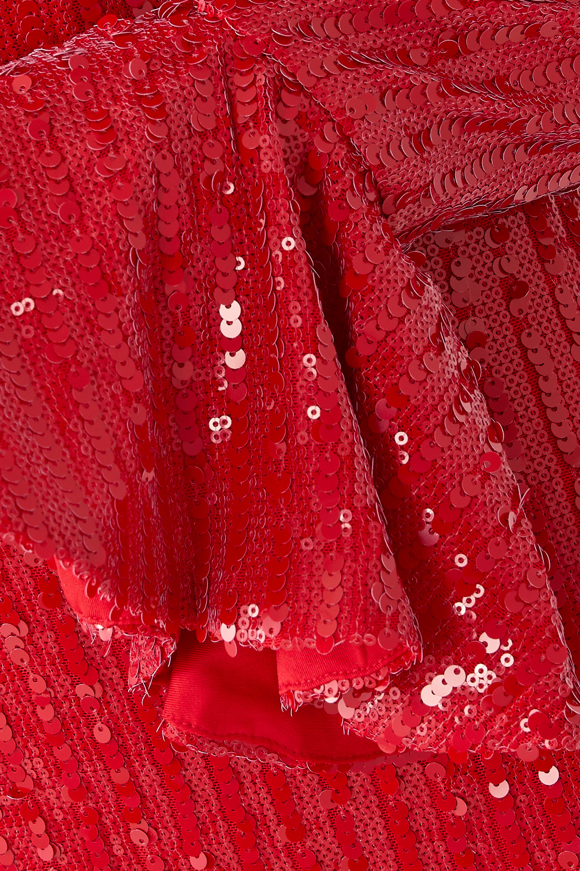 فستان قصير بأكمام طويلة وترتر