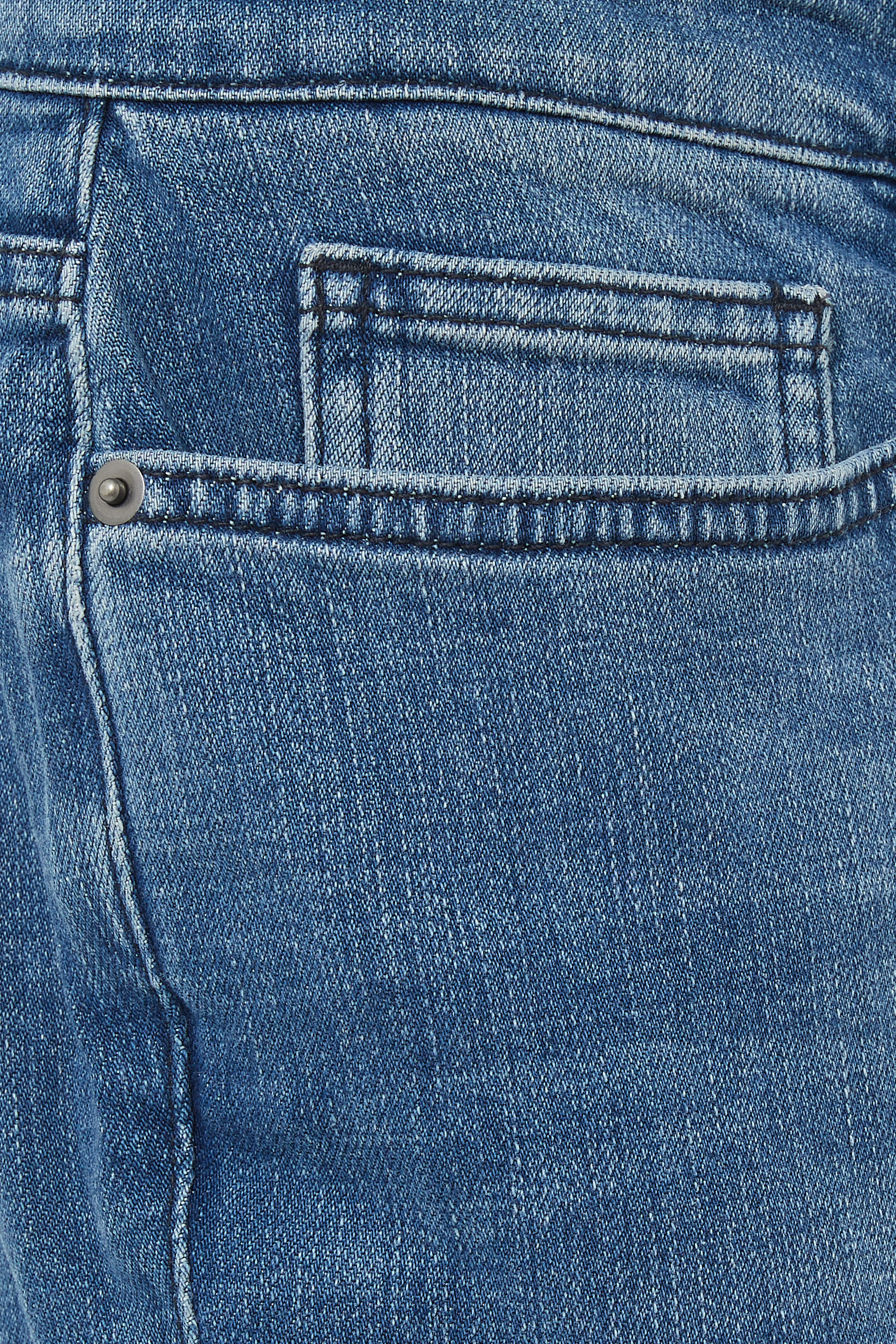 بنطال جينز بقصة سكيني ضمن تشكيلة لوم