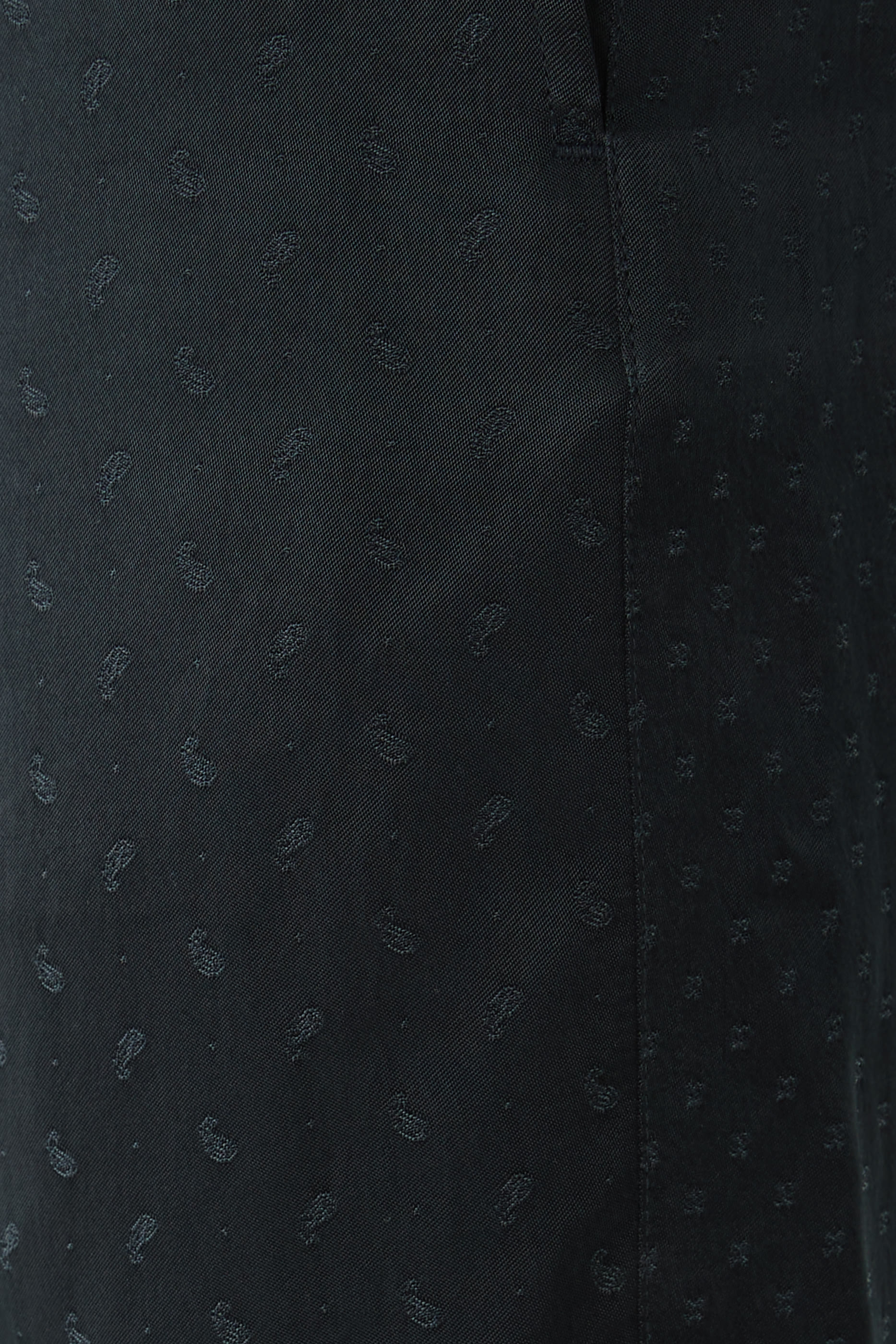 شورت برمودا بنقشة بيزلي