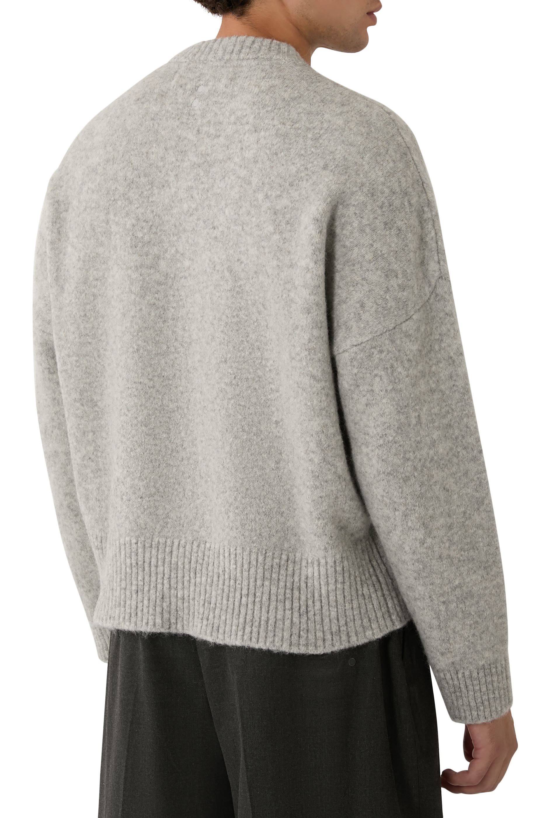 كنزة منسوجة بحروف شعار الماركة