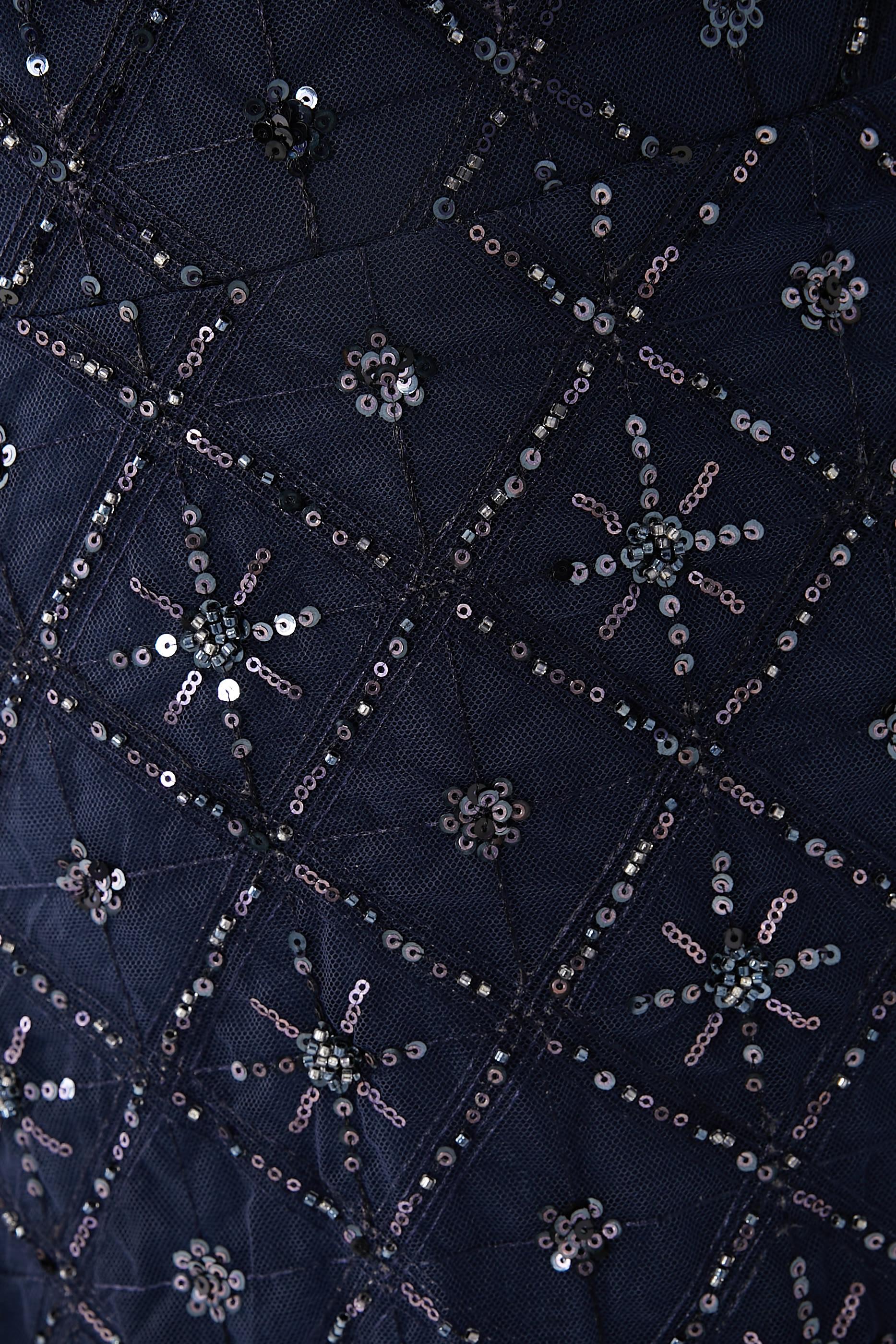 فستان سهرة بأكمام كاب