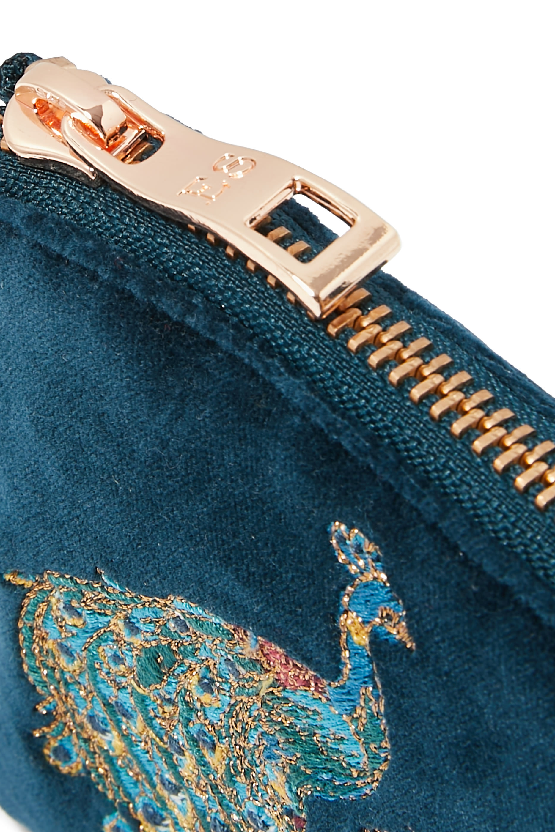 حقيبة صغيرة بتطريزات طاووس وزهور