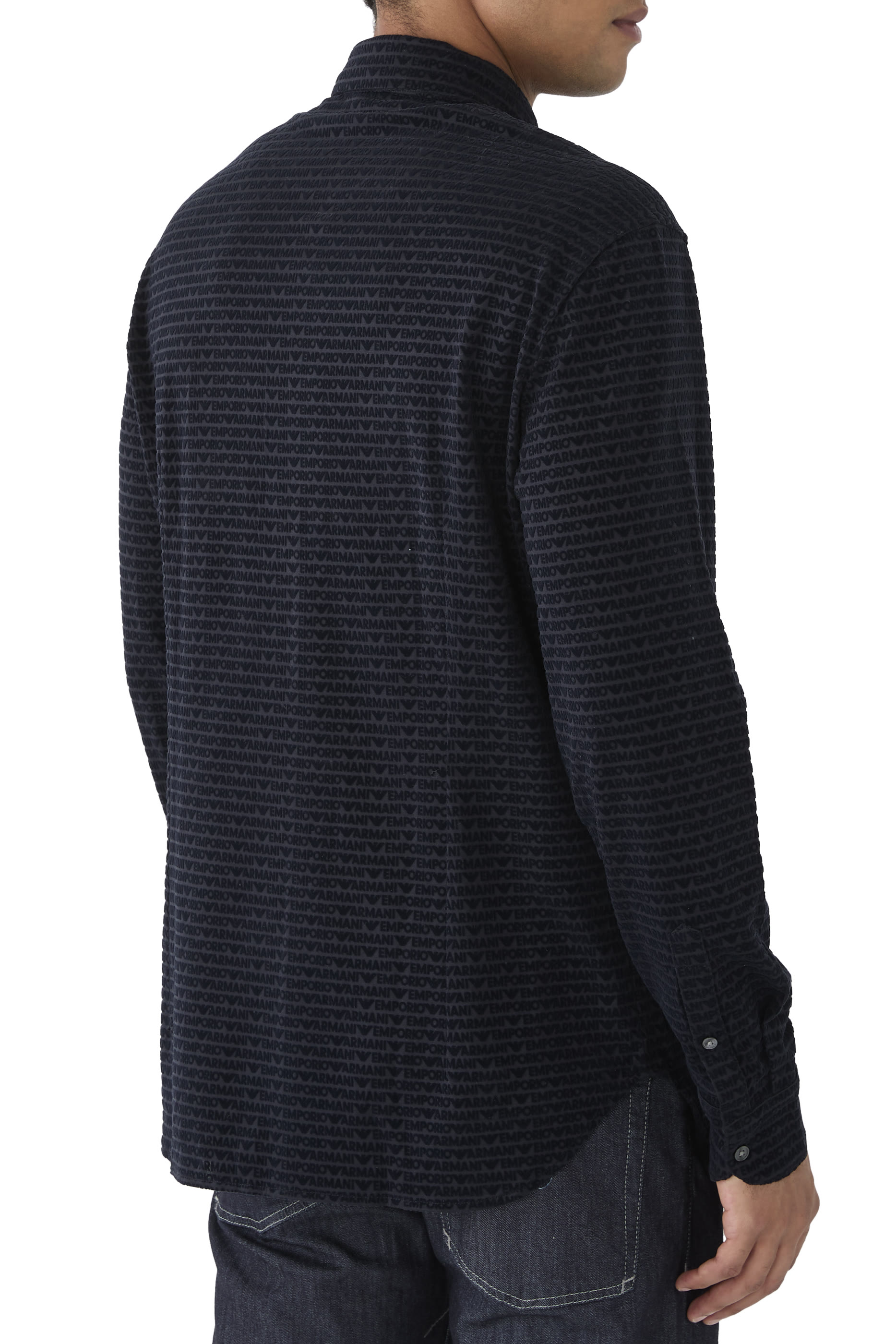 قميص بأكمام طويلة وشعار الماركة بحجم صغير