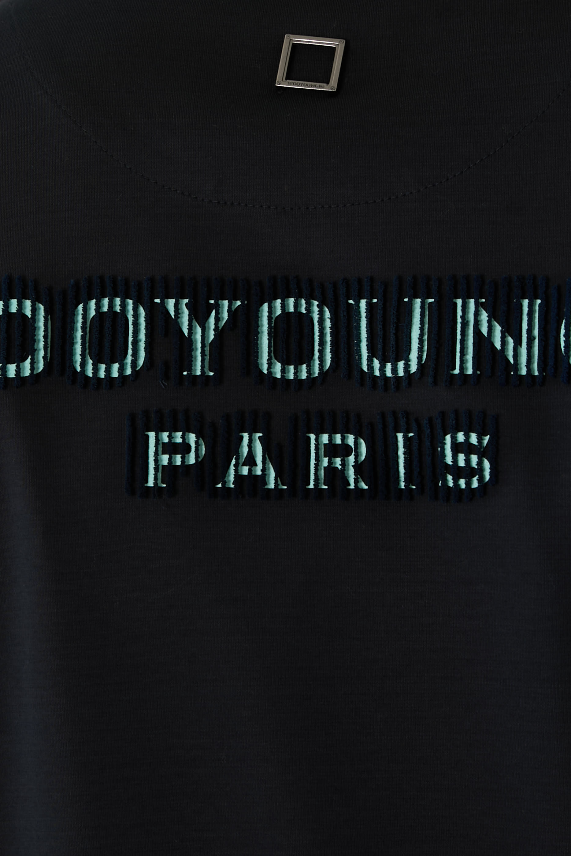 تيشيرت بظهر مطرز بشعار الماركة