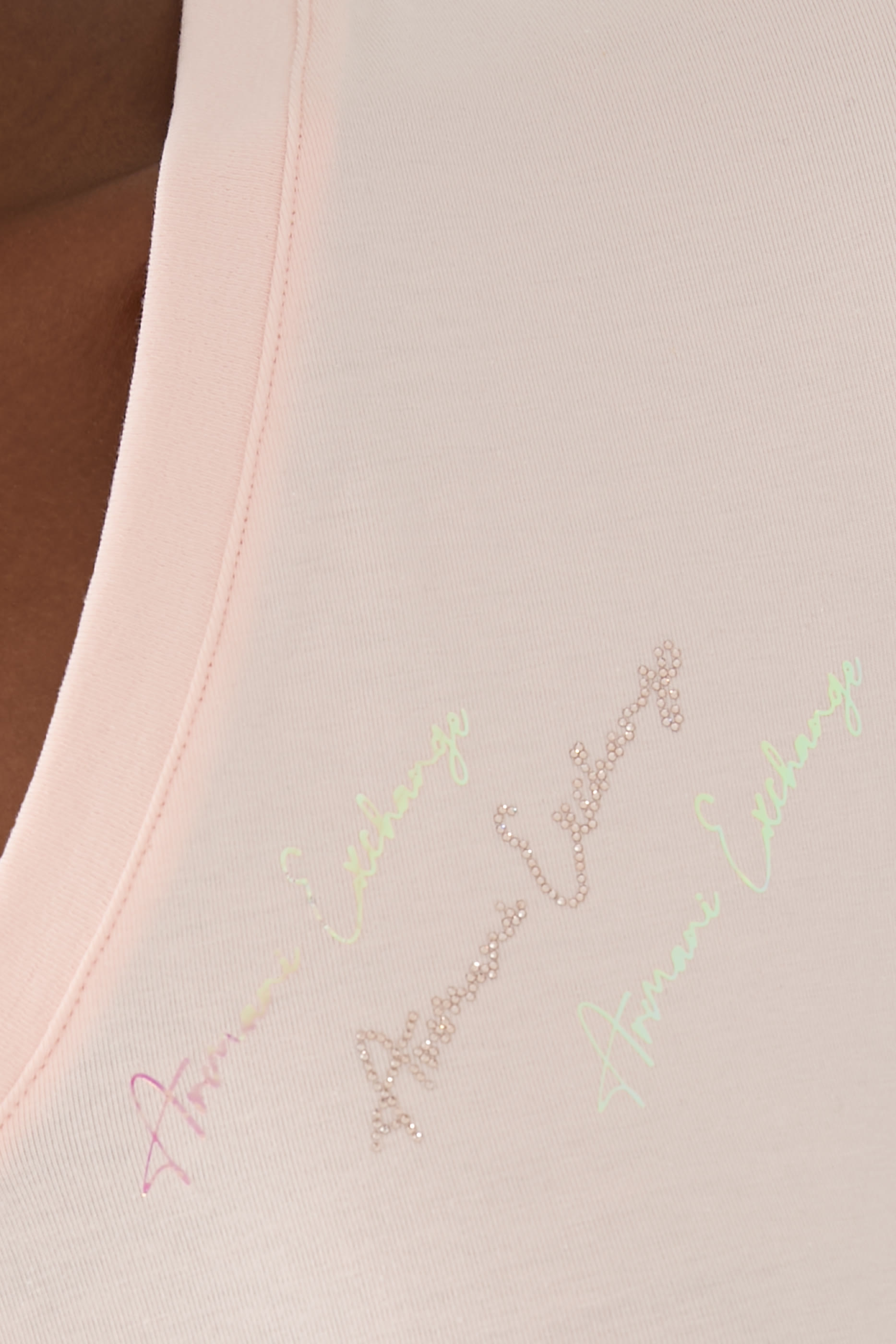 تيشيرت بياقة V وقصة ضيقة