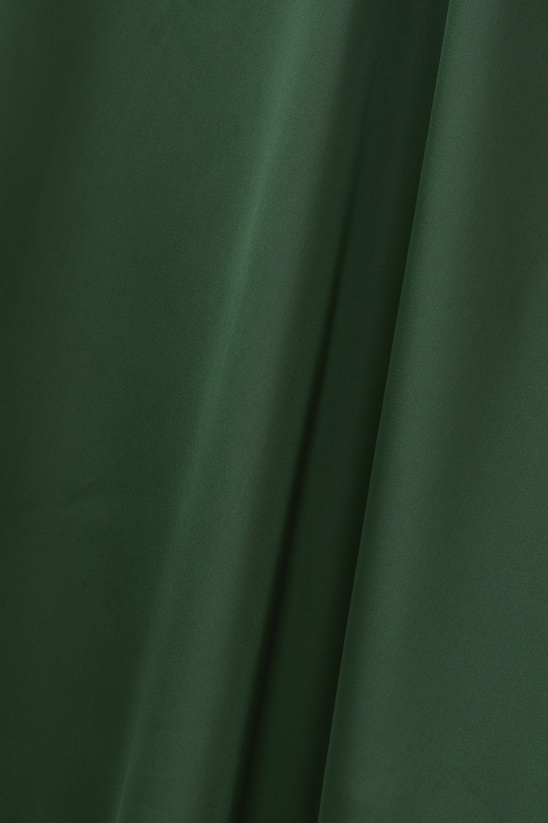 فستان بكتف مكشوف وياقة مائلة