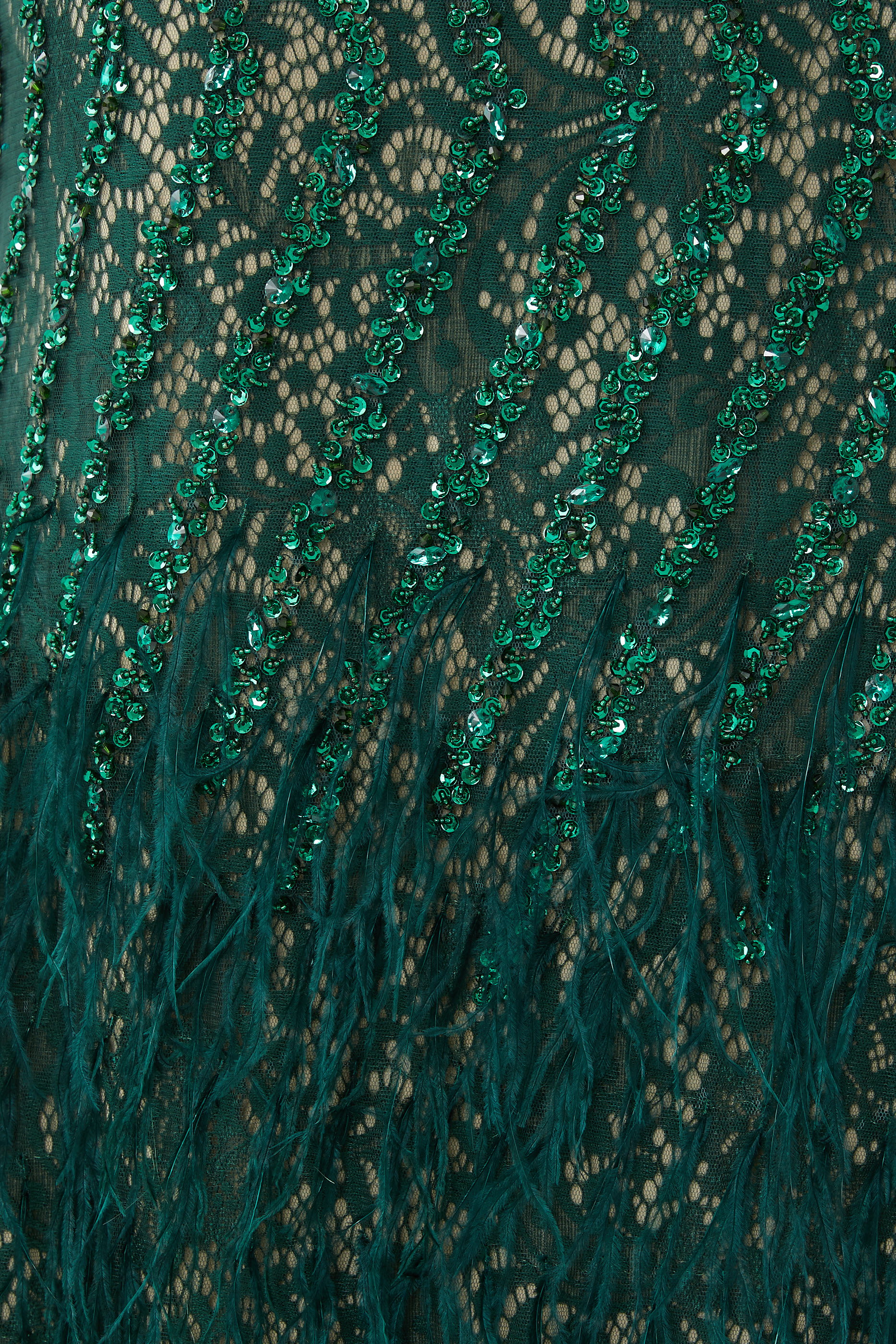 فستان سهرة بلا أكمام بالريش