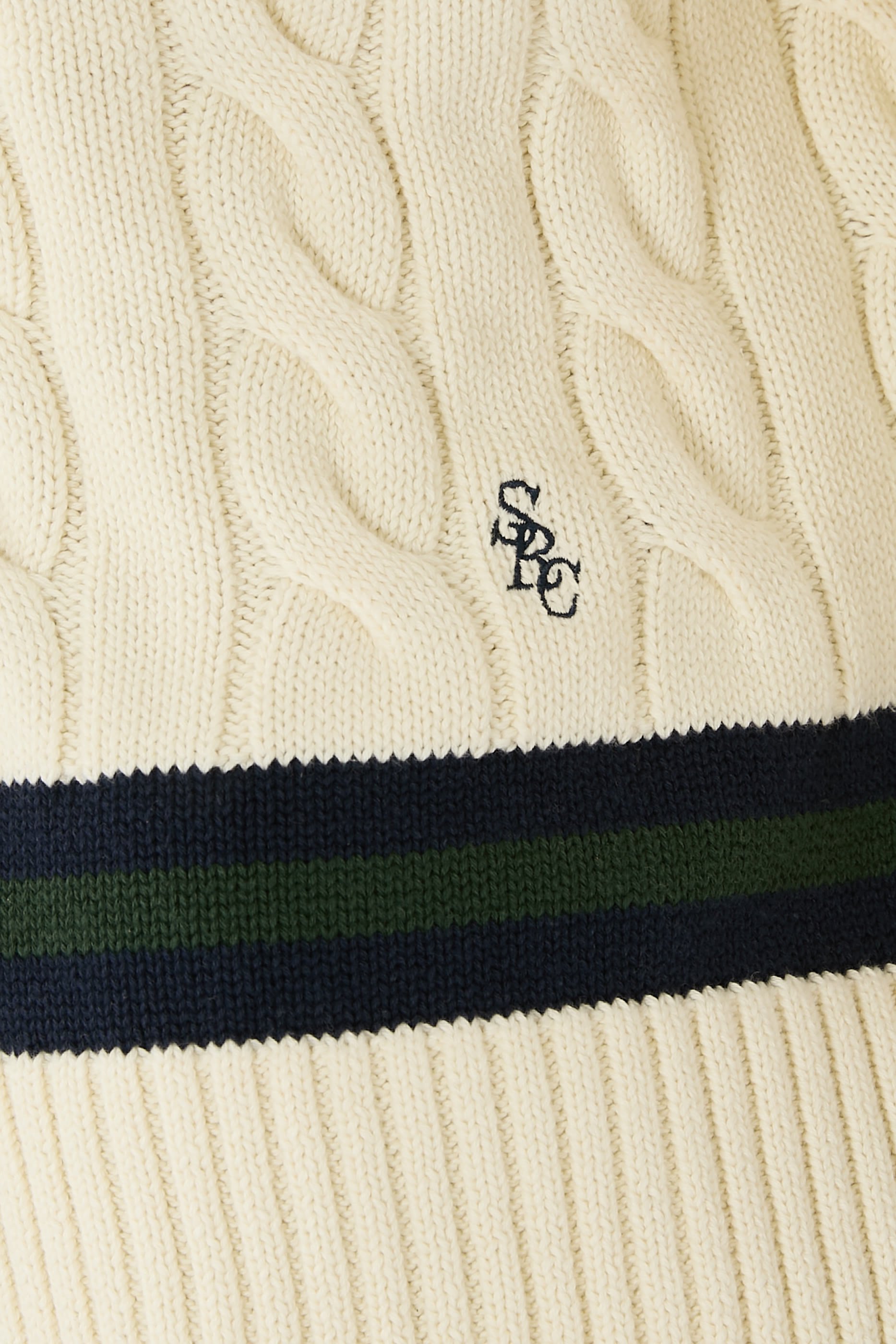 كنزة بغرزة الضفيرة، ياقة V وشعار الماركة