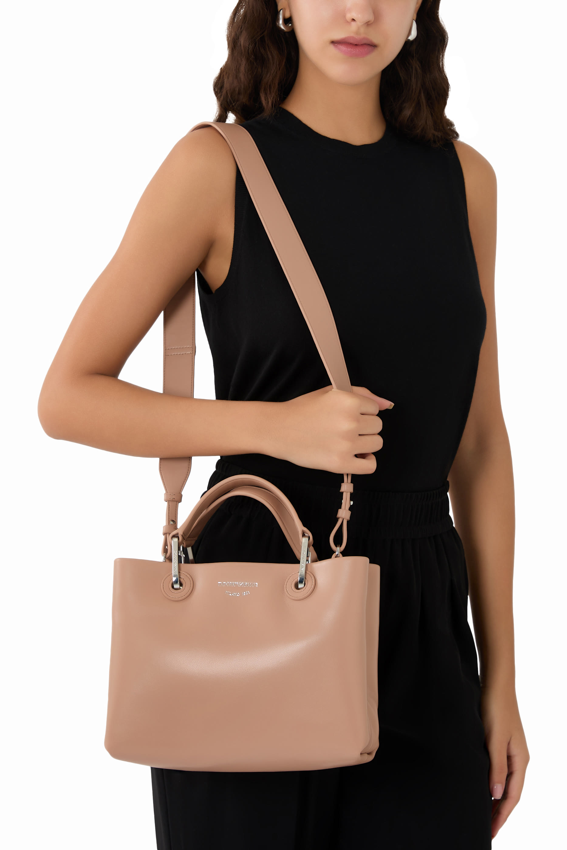 حقيبة يد بشعار الماركة