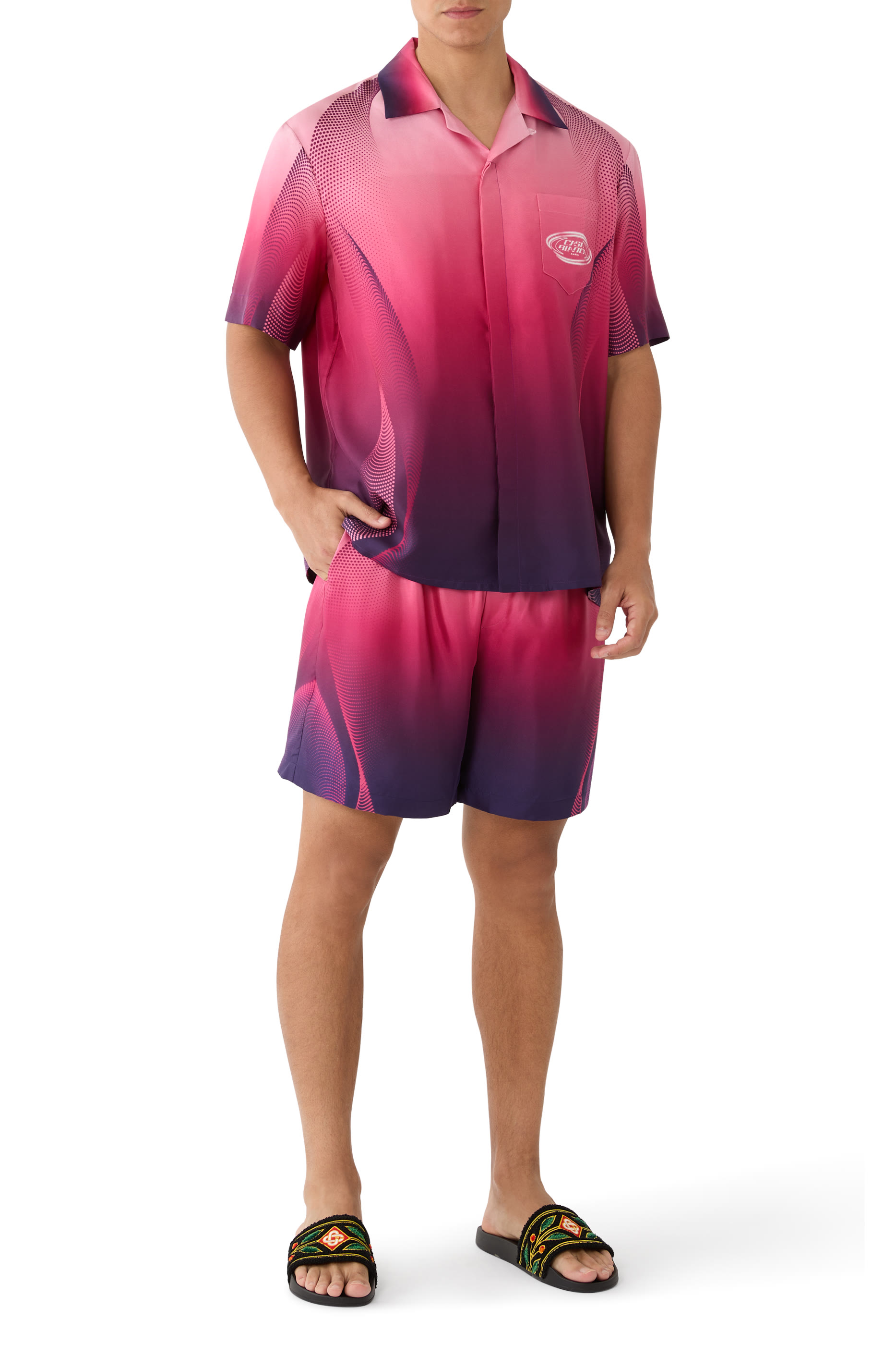 قميص بأكمام قصيرة وياقة كيوبن حرير بلون أوبرجين متدرج