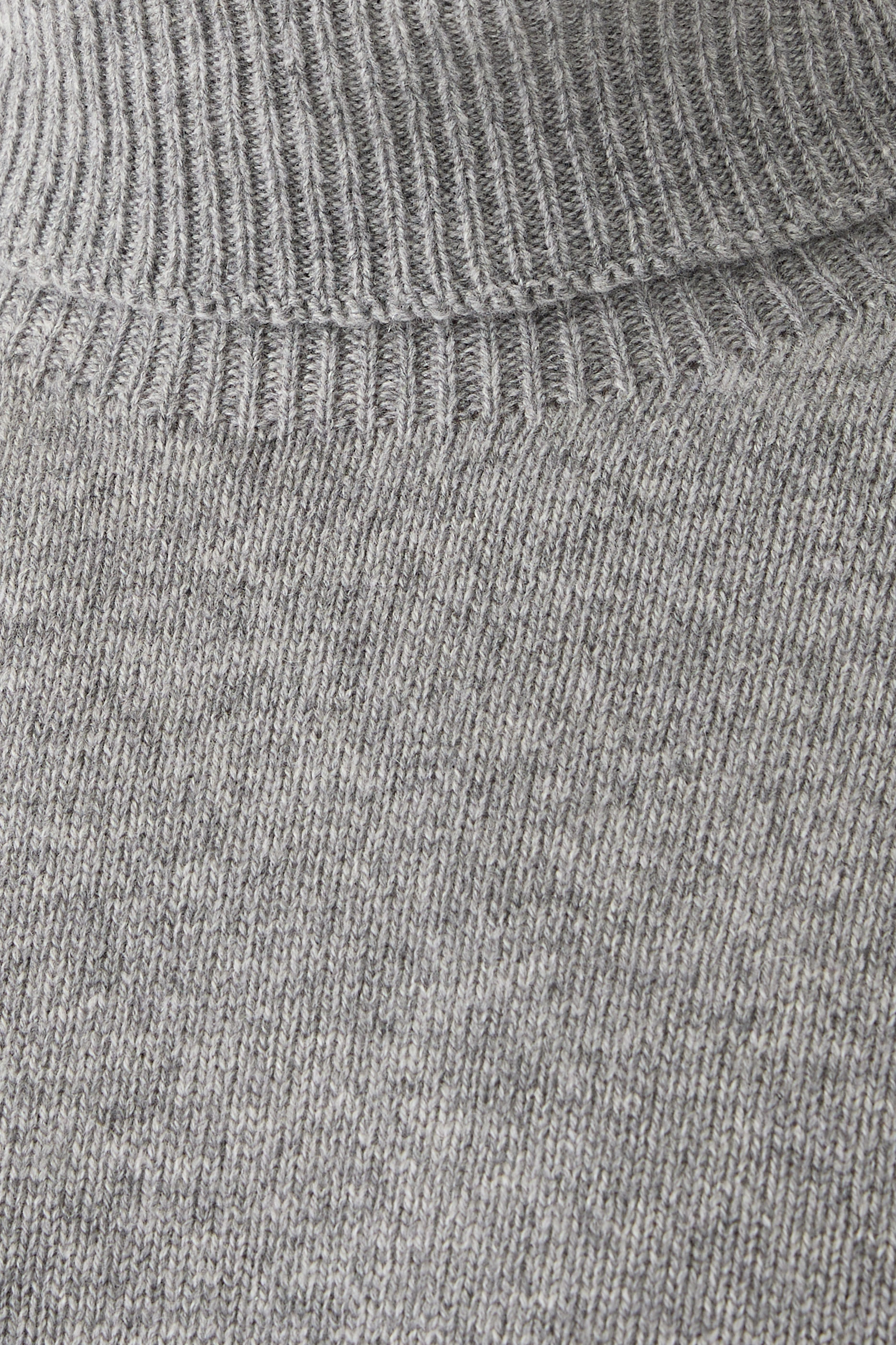 كنزة بياقة عالية