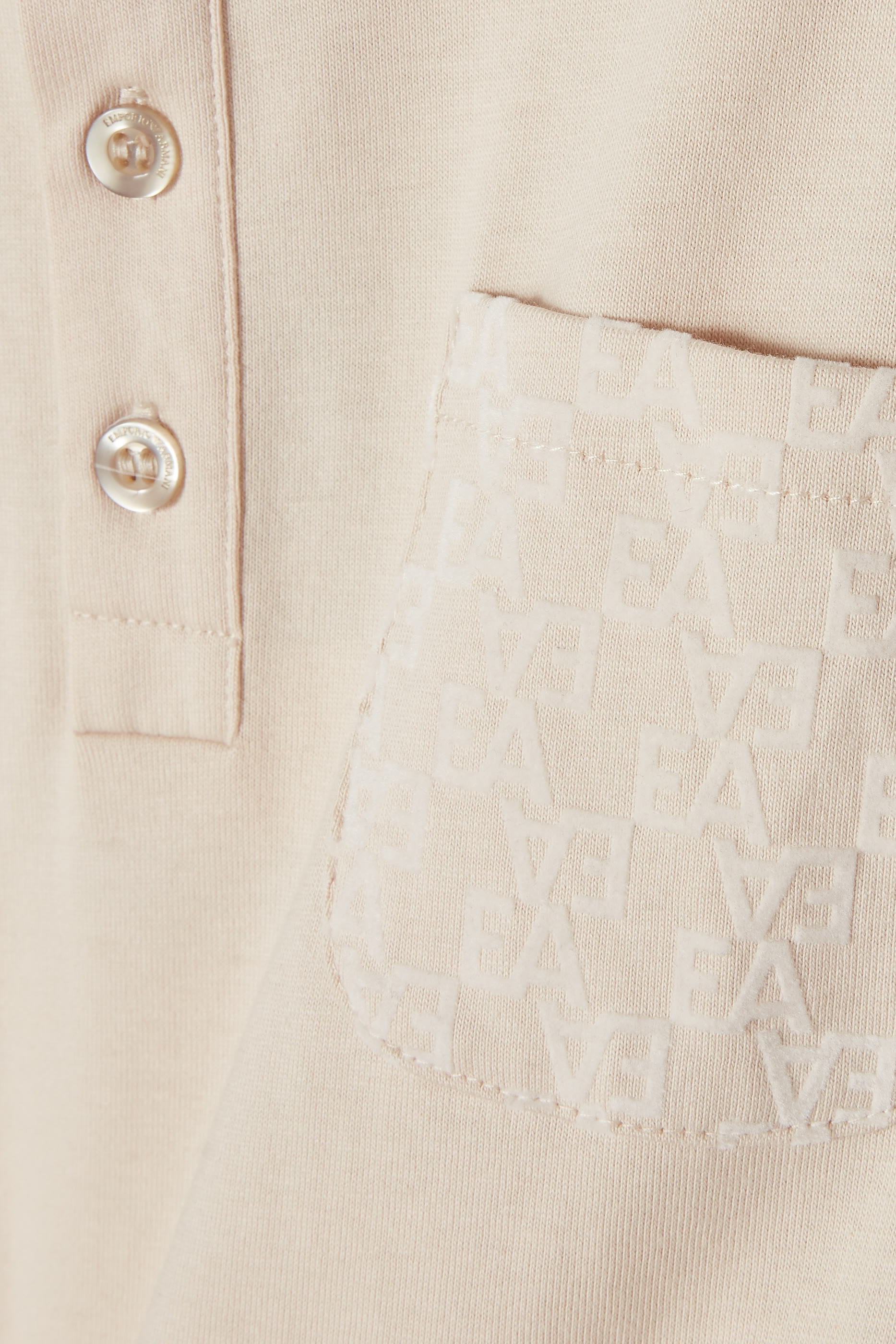 قميص بولو بجيب مزين بشعار الماركة للأطفال