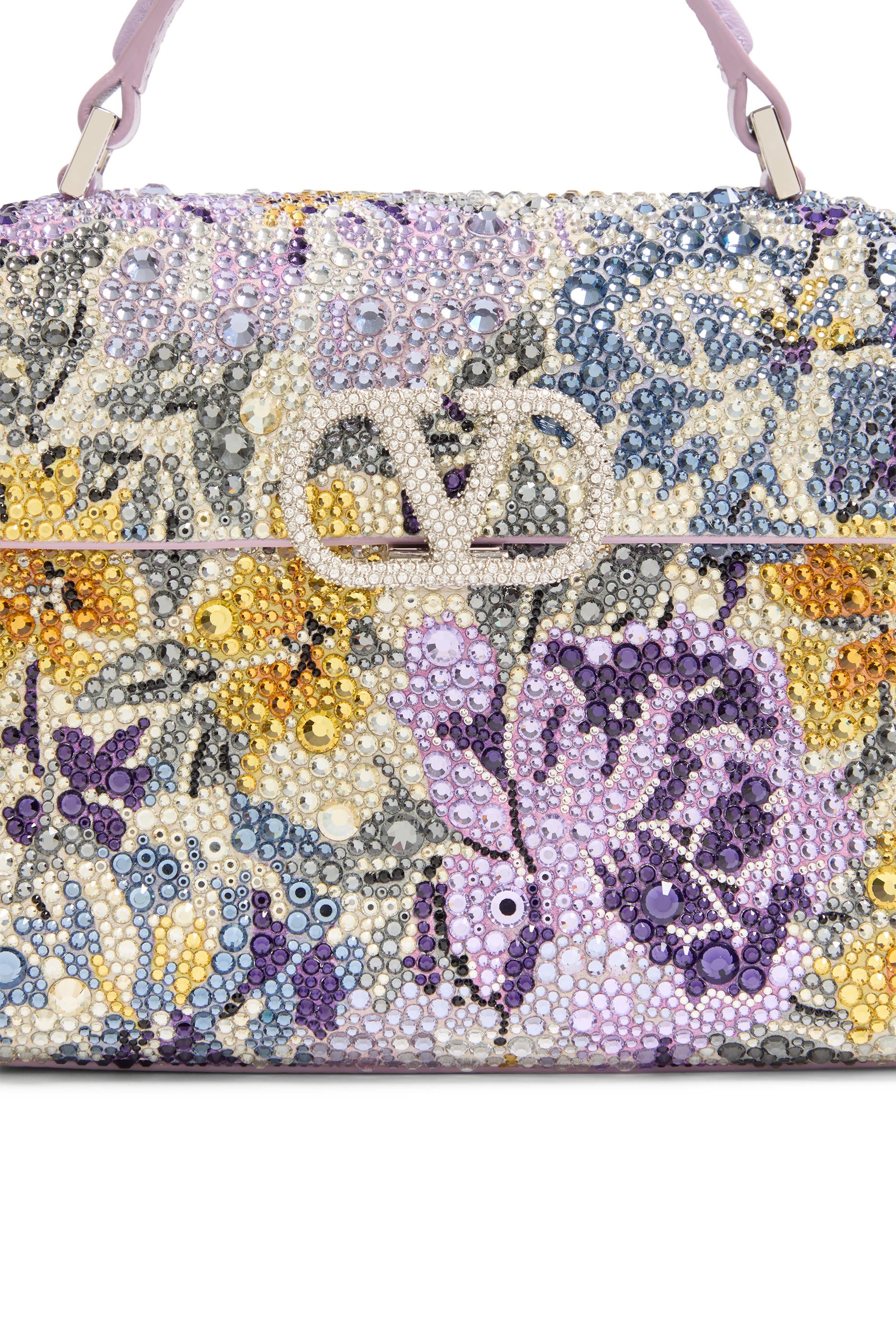 حقيبة بيد علوية وحلية شعار الماركة