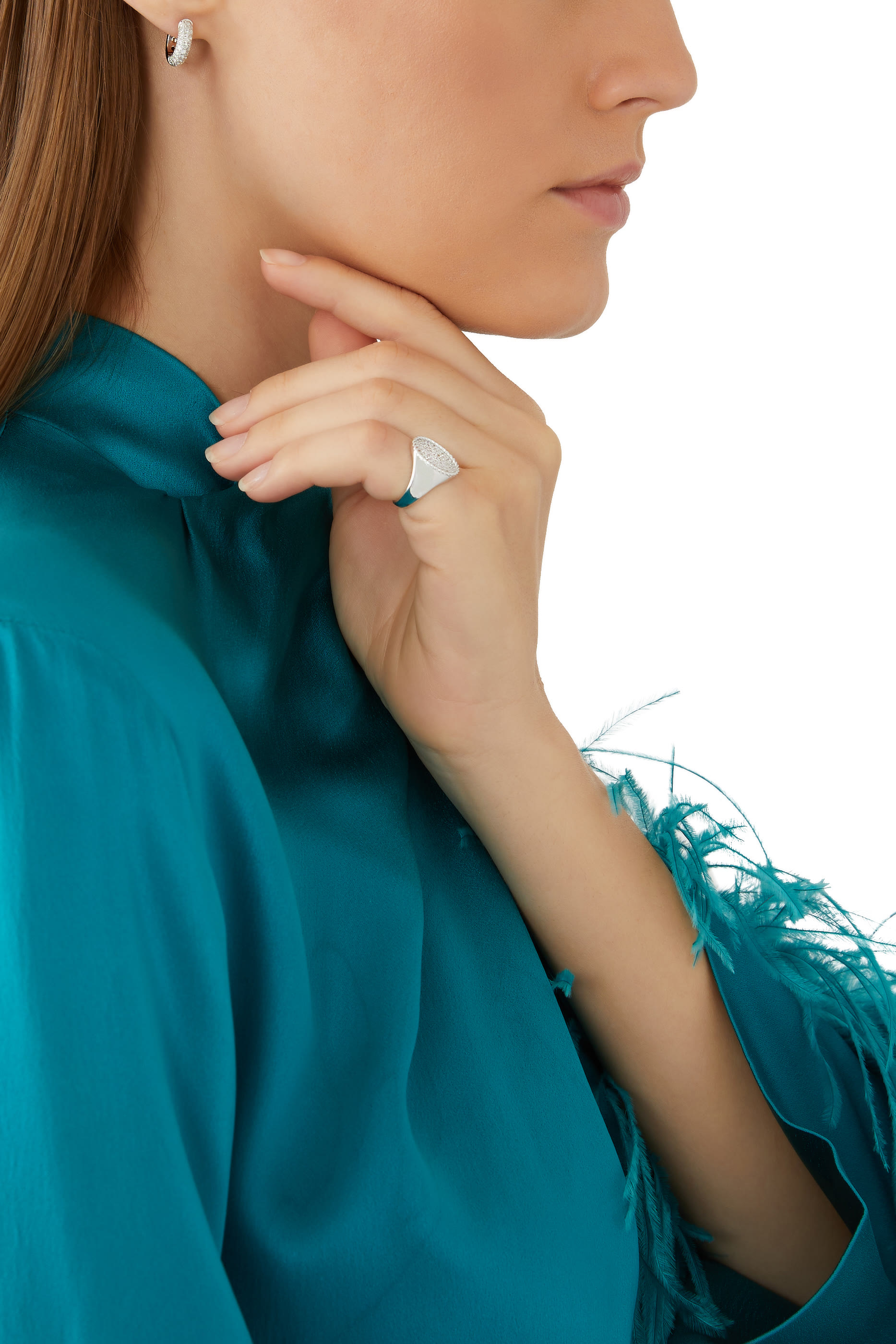 أقراط سميكة دائرية مرصعة بالماس ذهب أبيض عيار 18