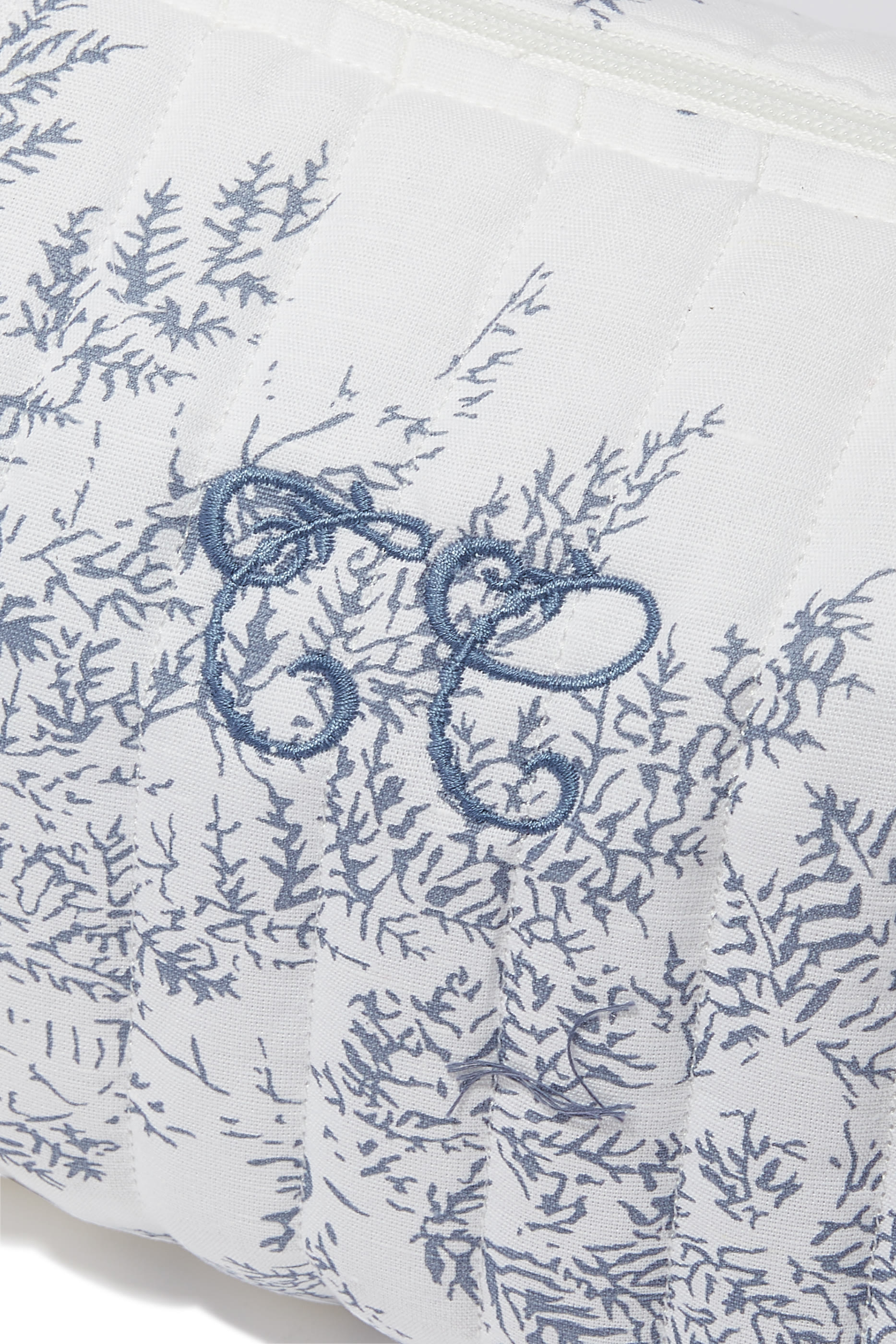 حقيبة مطرزة لمستحضرات العناية الشخصية