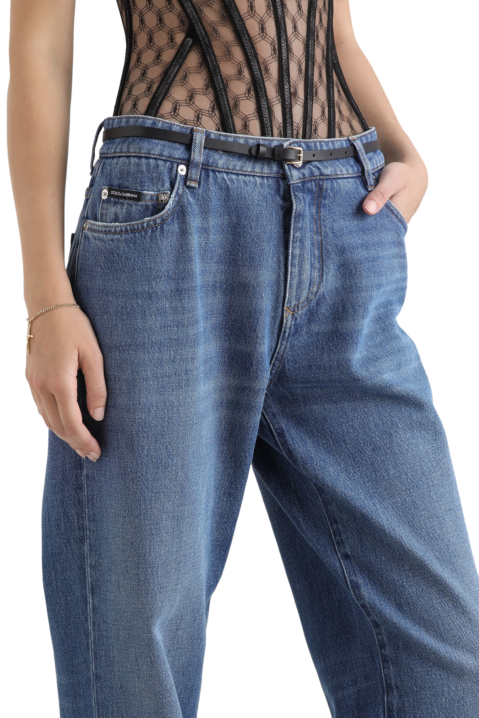 بنطال جينز بقصة ساق مستقيمة